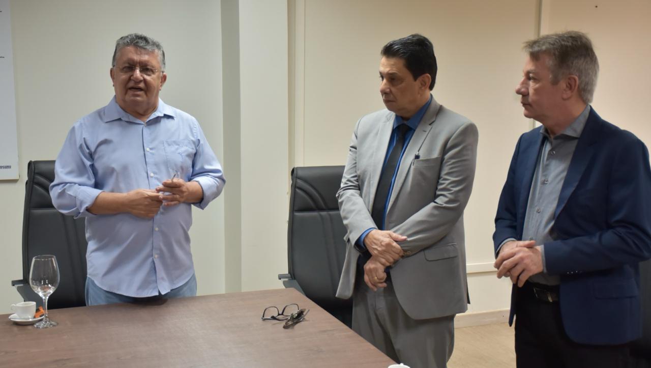Imagem colorida mostra o presidente do TJRR, desembargador Jésus Nascimento posando para fotografia ao lado do governador do Estado de Roraima, Antonio Denarium e do o chefe da Casa Civil, Flamarion Portela, durante a assinatura do decreto executivo de crédito suplementar ao Tribunal de Justiça de Roraima, em atendimento ao pleito formulado pela gestão.
