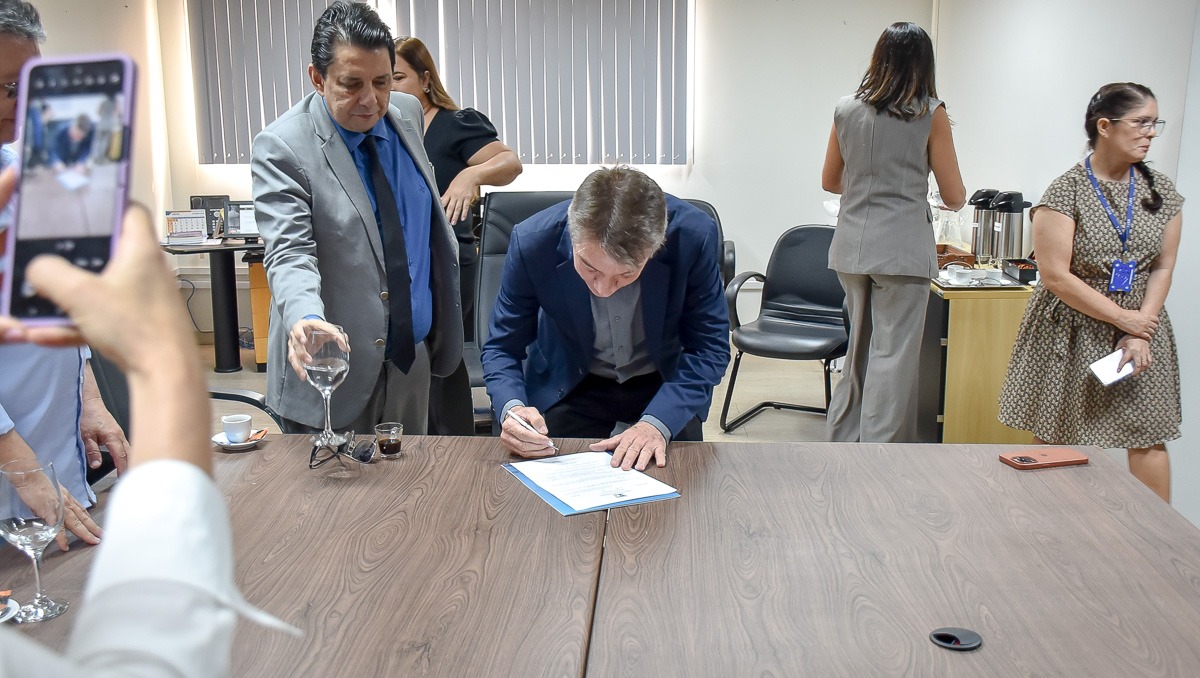 Imagem colorida mostra o presidente do TJRR, desembargador Jésus Nascimento posando para fotografia ao lado do governador do Estado de Roraima, Antonio Denarium, durante a assinatura do decreto executivo de crédito suplementar ao Tribunal de Justiça de Roraima, em atendimento ao pleito formulado pela gestão.