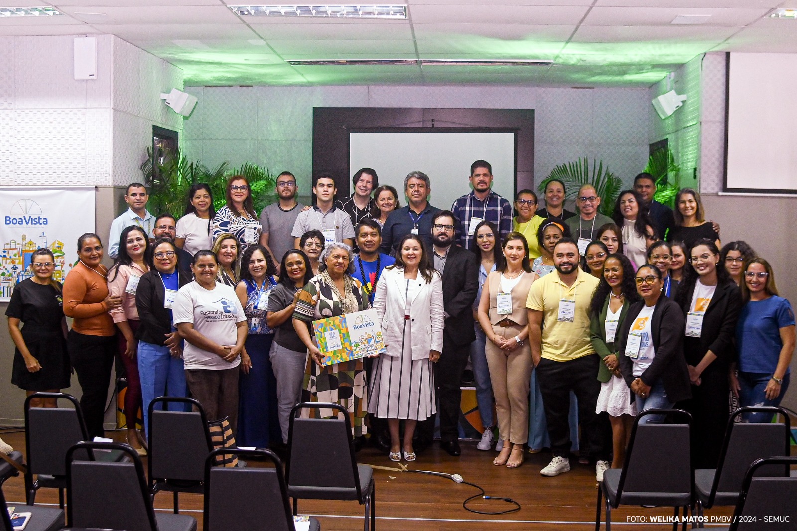 Imagem colorida mostrando cerca de 41 pessoas posando para foto