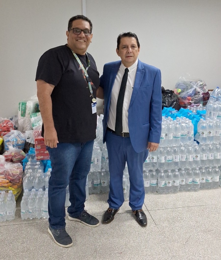 Foto colorida mostrando o o presidente do Tribunal de Justiça de Roraima, desembargador Jésus Nascimento, ao lado de servidor do TJRR, posando para foto.