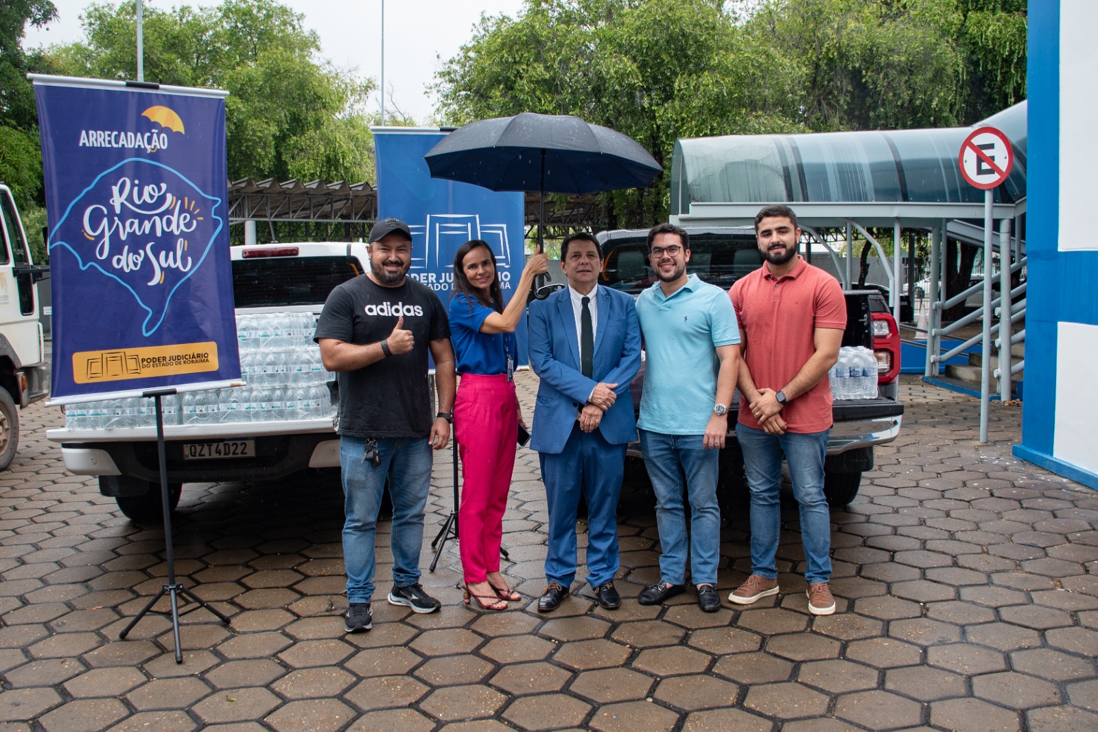 Foto colorida mostrando o o presidente do Tribunal de Justiça de Roraima, desembargador Jésus Nascimento, ao lado de 3 servidores do TJRR, posando para foto.