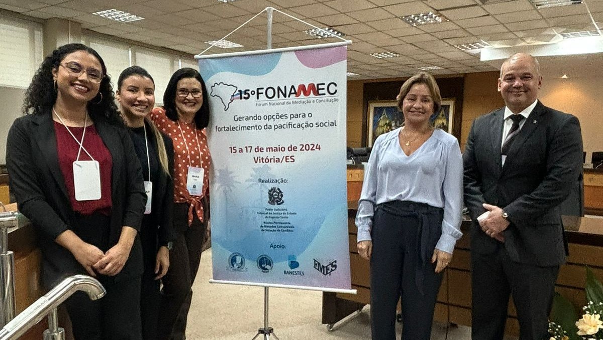 Imagem colorida mostrando o juiz Eduardo Alvares de Carvalho; a coordenadora administrativa do Nupemec, Ocimara Vasconcelos, além das assessoras Arielly Almeida e Neilymar Azevedo. posando para foto durante evento