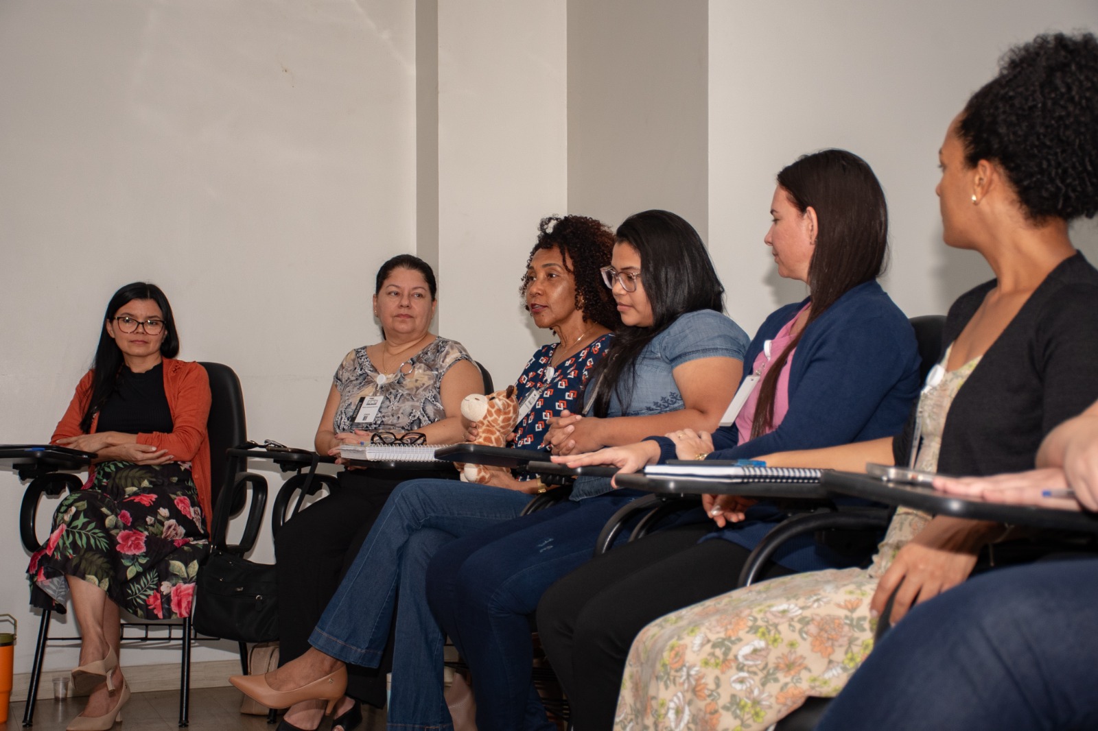 Imagem colorida mostrando pessoas reunidas em um circulo de dialogo