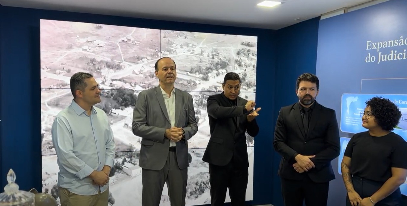 Imagem colorida mostrando o coordenador do CMC, desembargador Cristóvão Suter, ao lado do subcoordenador do CMC, Felipe Queiroz, durante reunião com  a Associação Suo Jure dos Surdos de Roraima. Junto deles estão dois interpretes de libras