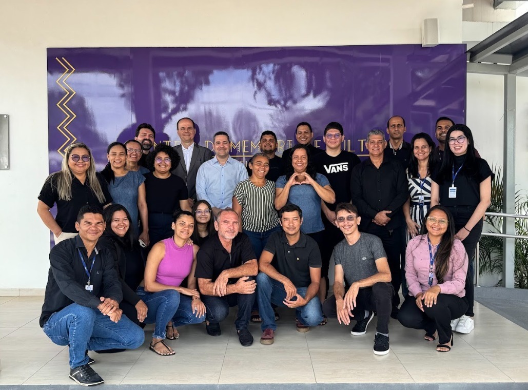 Imagem colorida mostrando o coordenador do CMC, desembargador Cristóvão Suter, ao lado do subcoordenador do CMC, Felipe Queiroz, posando para foto com integrantes da a Associação Suo Jure dos Surdos de Roraima