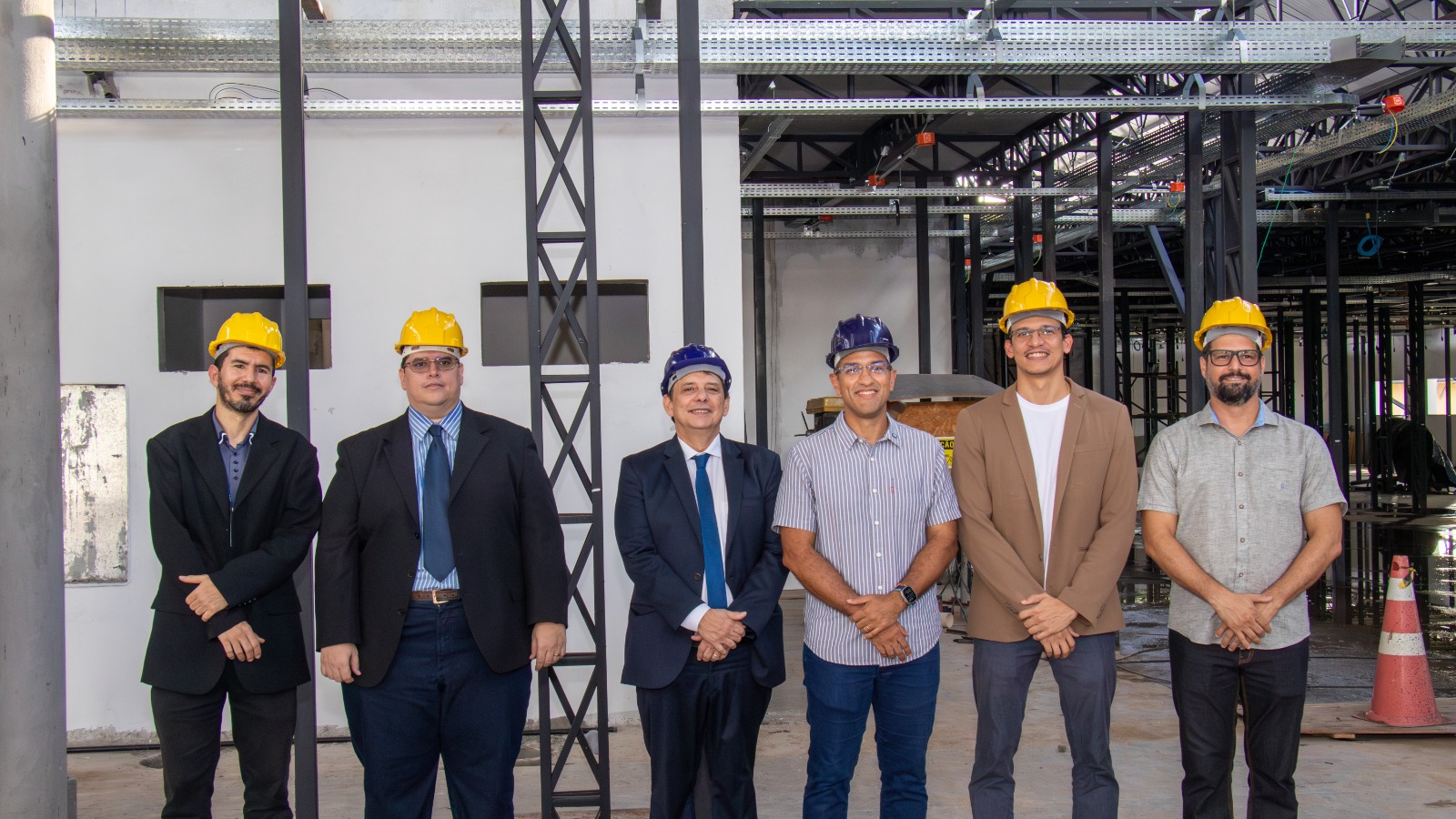 A imagem colorida mostra o presidente do TJRR, Jésus Nascimento, posando para fotografia ao lado do prefeito de Boa Vista, Arthur Henrique, o secretário-geral, Henrique Tavares, o assessor jurídico da Presidência, Alexandre Ferreira, o secretário de Infraestrutura e Logística do TJRR, Reubens Mariz e o secretário-adjunto de educação, Edimir Alvares Ribeiro Neto.