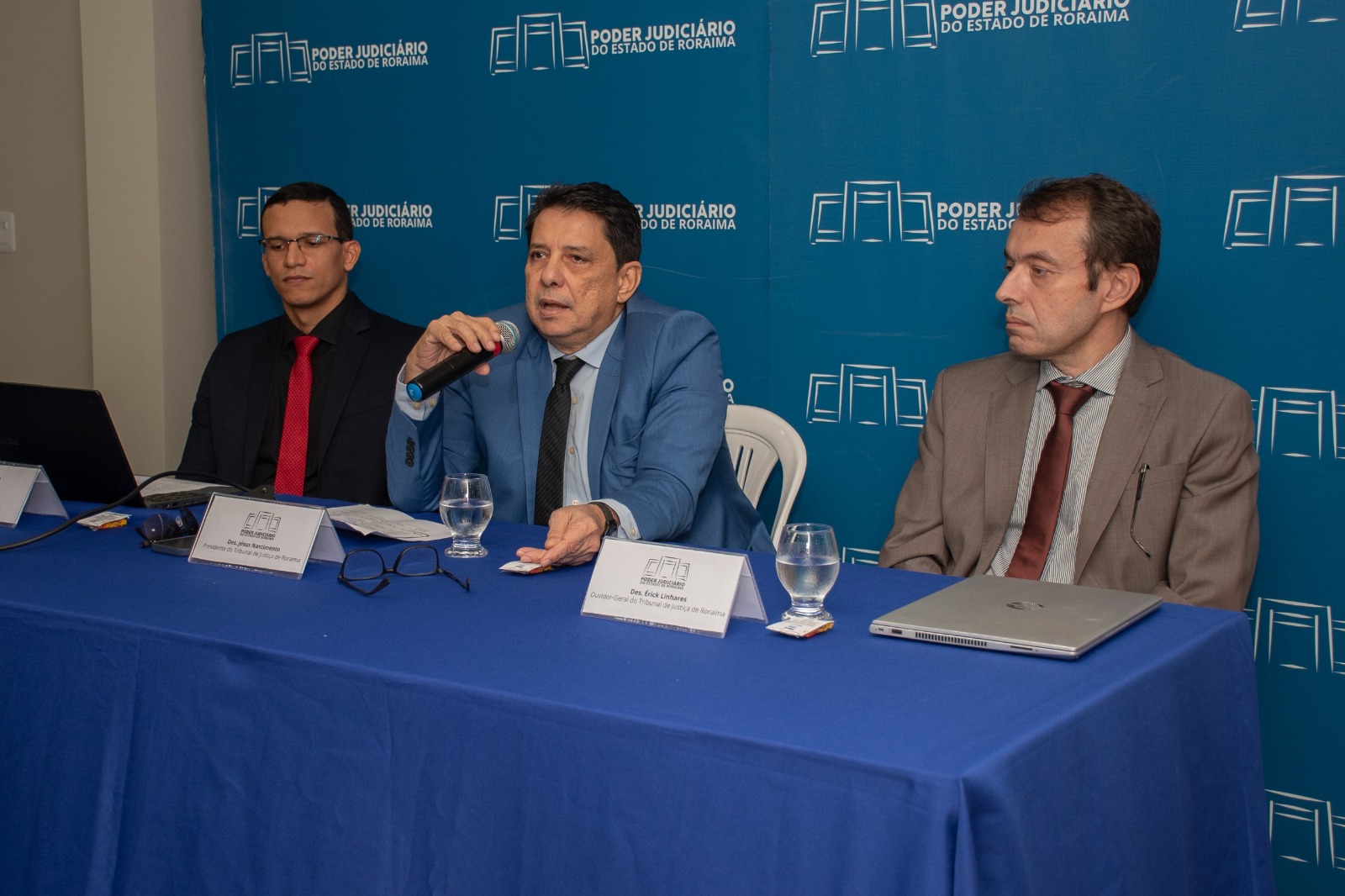 Imagem colorida mostrando presidente do TJRR, desembargador Jésus Nascimento, ao lado do desembargador Erick Linhares e o secretário Geral, Henrique Tavares, durante coletiva de imprensa.