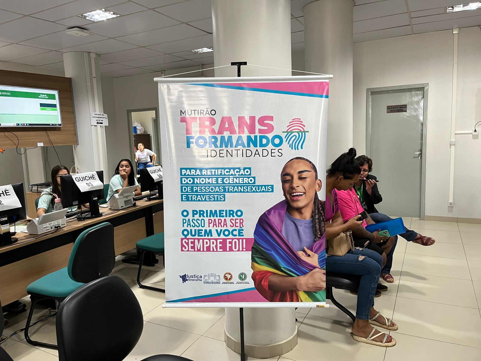 Imagem colorida mostrando um banner da ação: Trans-formando identidades