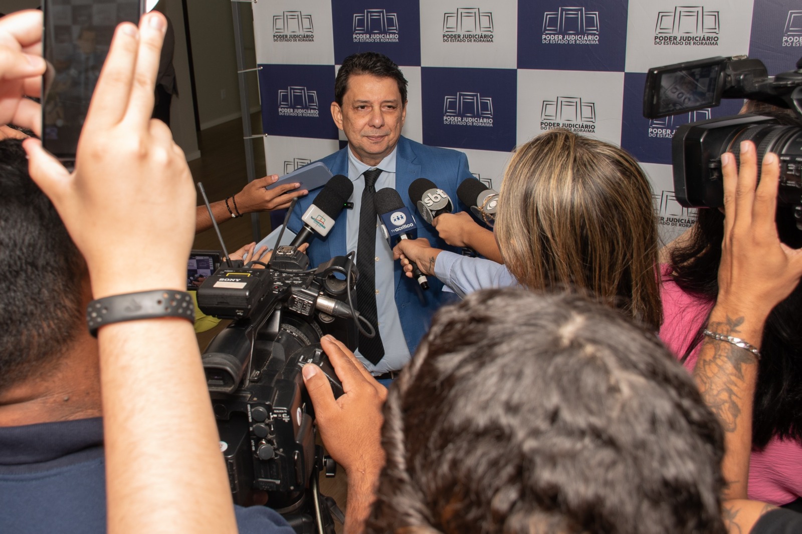 Imagem colorida mostrando presidente do TJRR, desembargador Jésus Nascimento, durante coletiva de imprensa.