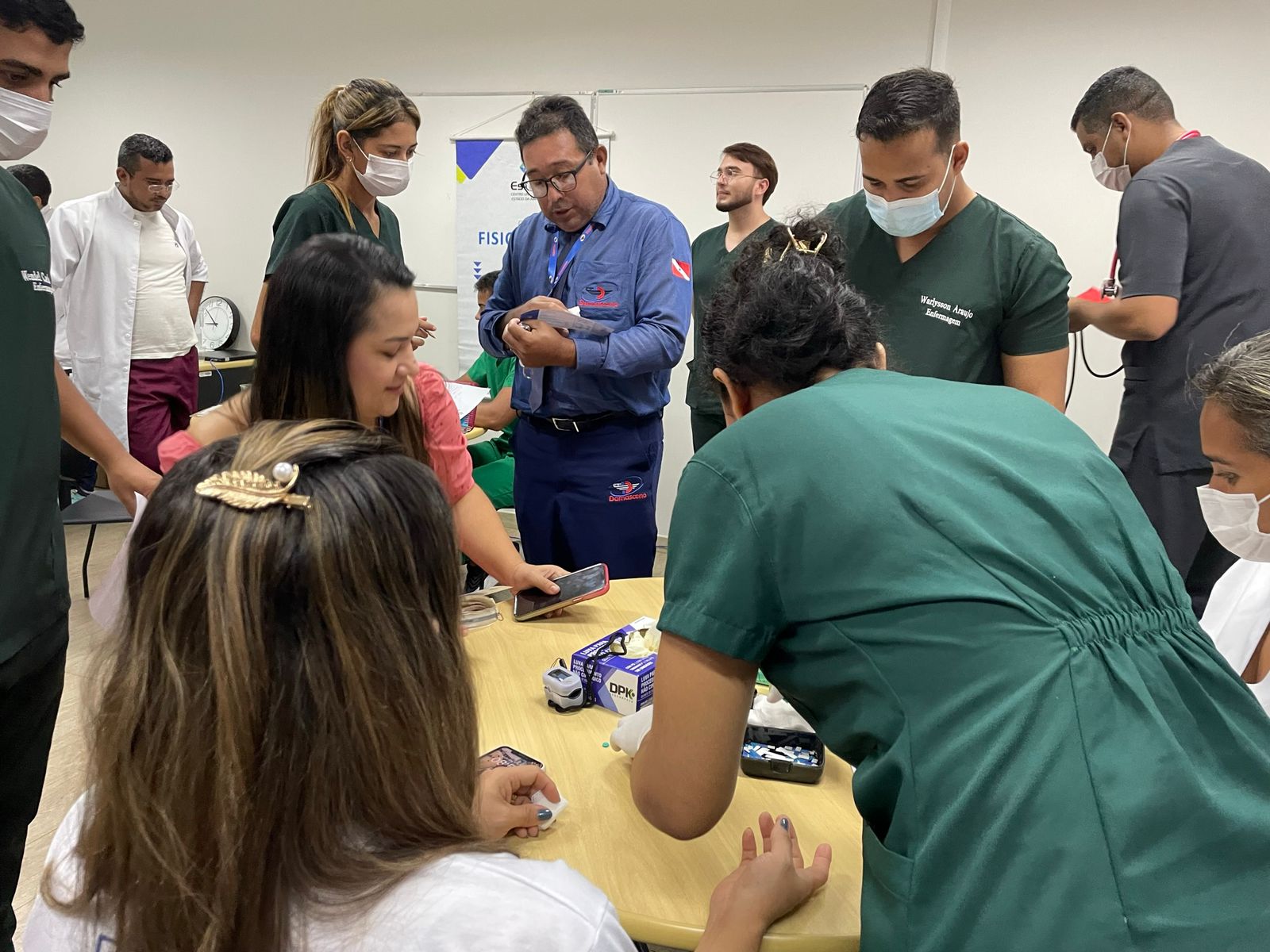 Foto colorida mostrando pessoas reunidas em circulos durante ação da saúde
