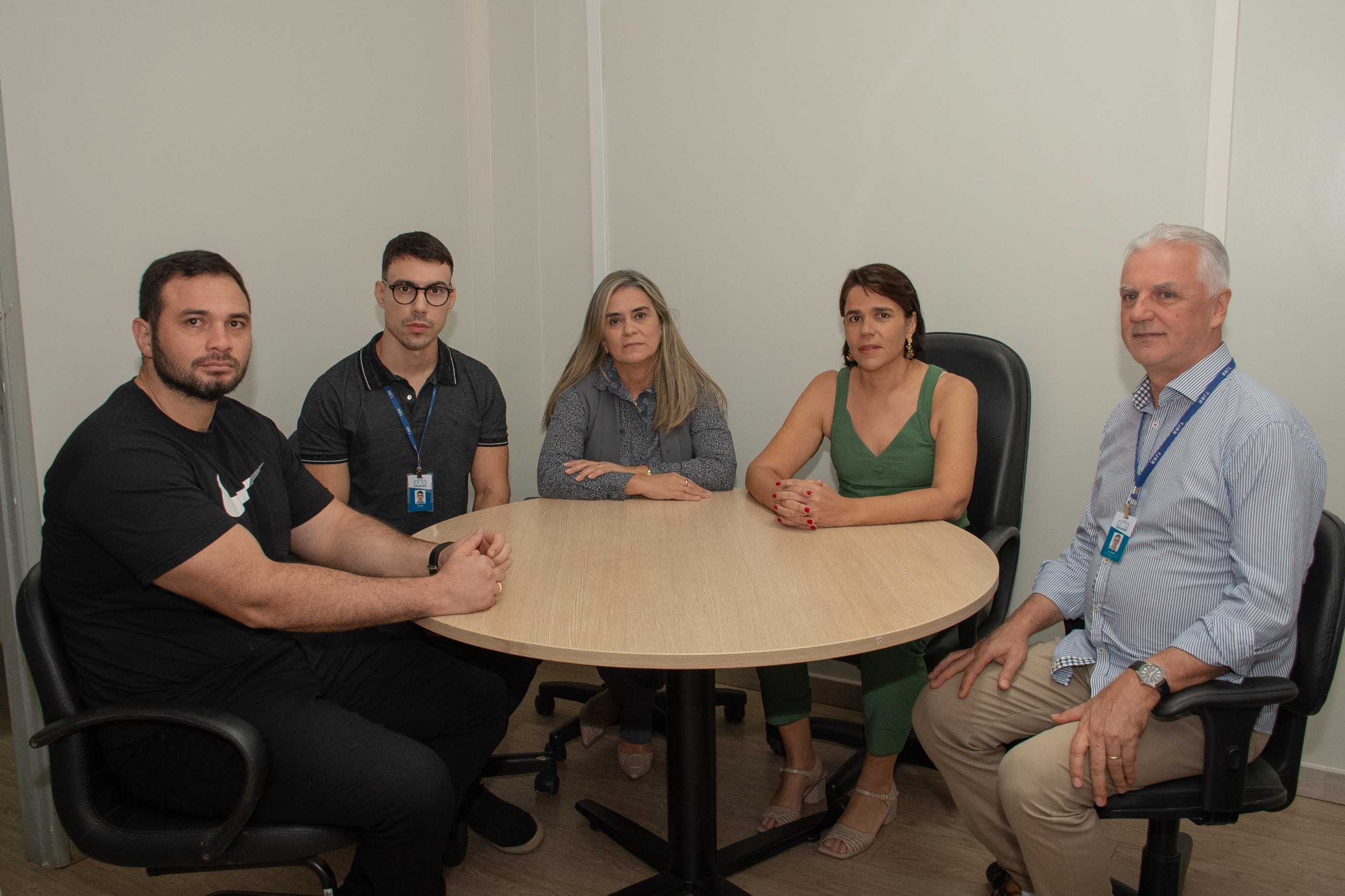 Imagem colorida mostrando reunião entre servidores do TJRR e da Procuradoria