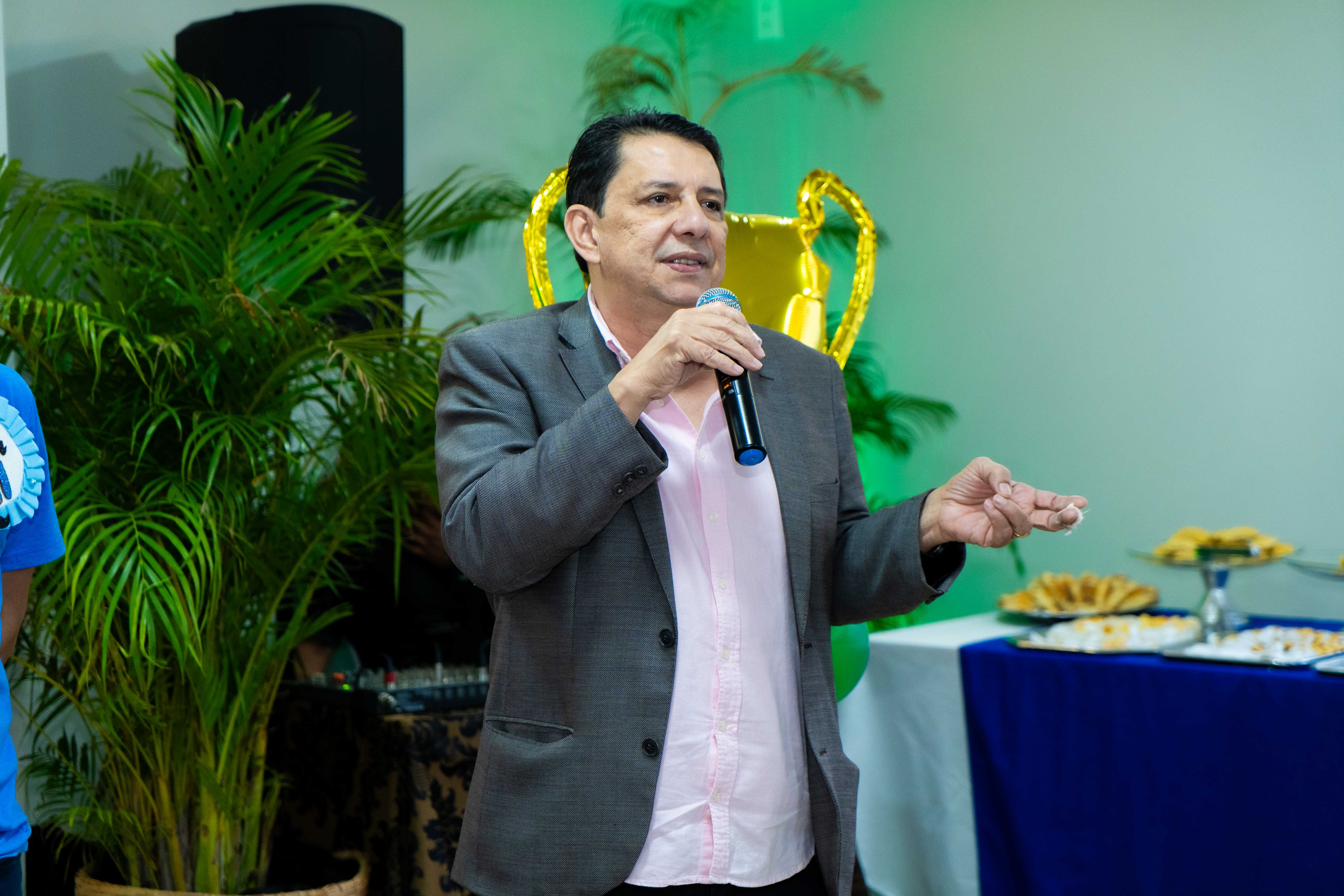 Foto colorida o presidente do Tribunal de Justiça de Roraima (TJRR), desembargador Jésus Nascimento, falando ao microfone