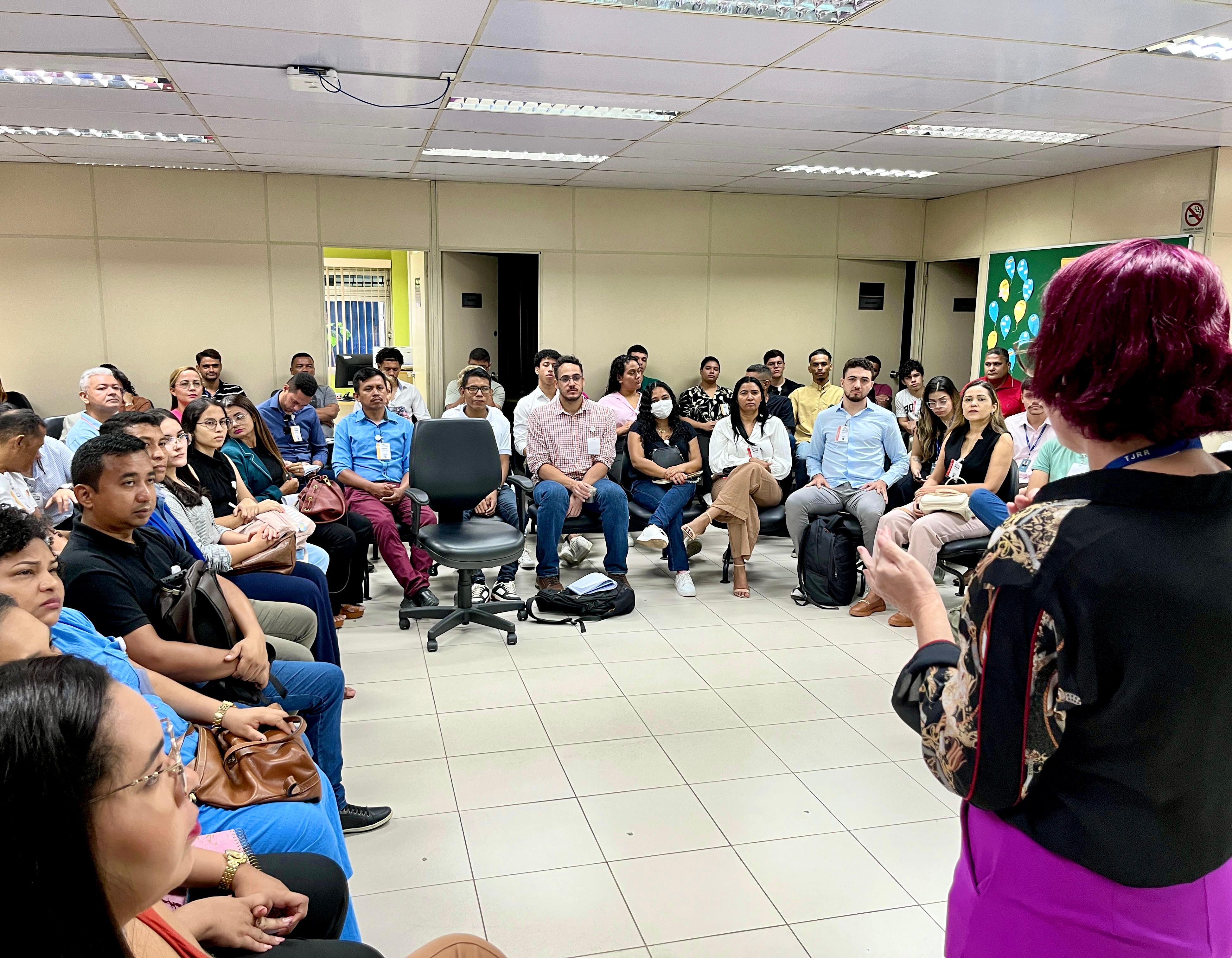 foto colorida de estudantes reunidos no nupemec