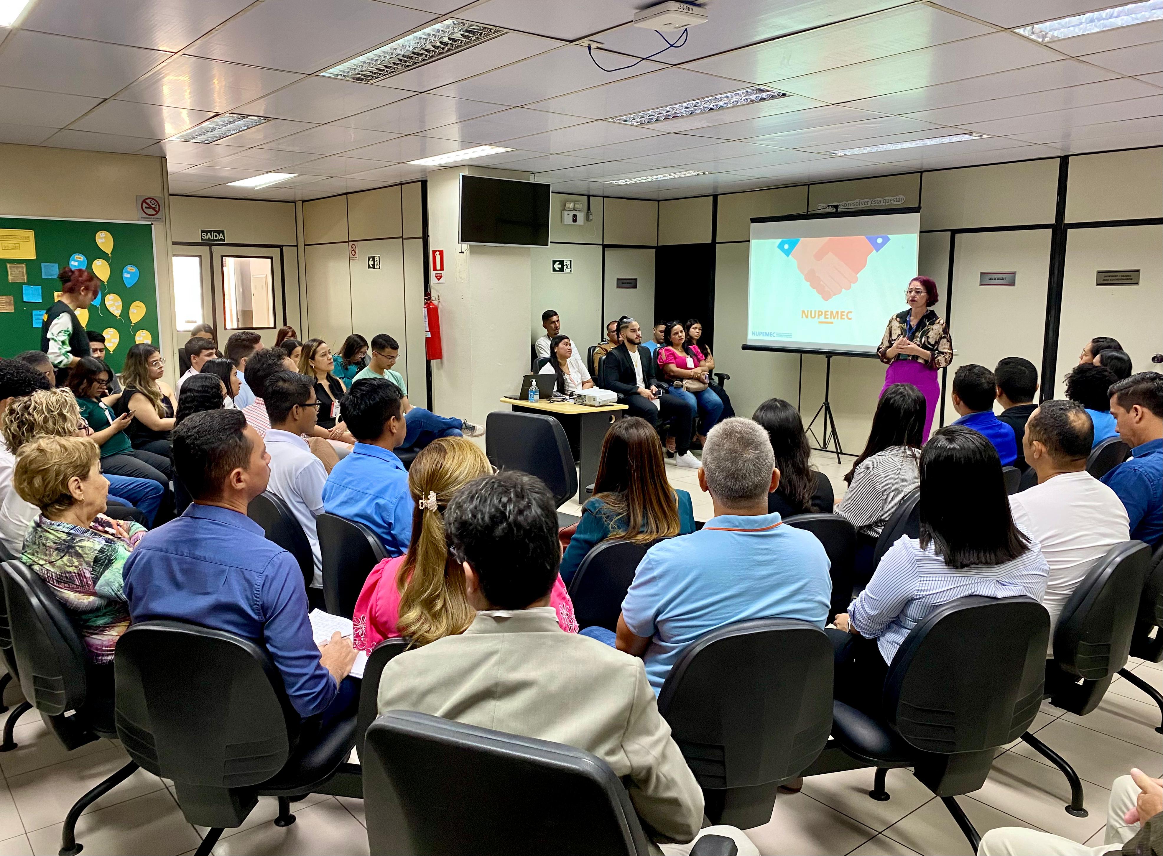 foto colorida de estudantes reunidos no salão do nupec