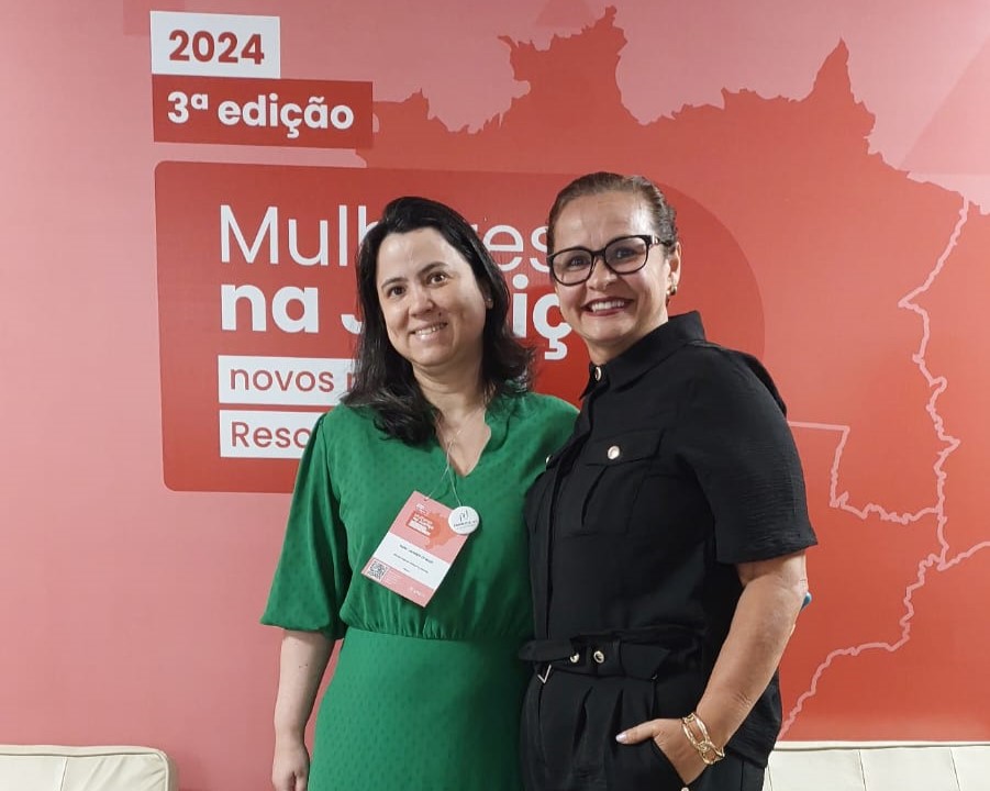 Imagem colorida mostra as magistradas Gaciete Sotto Mayor, titular da Vara da Justiça Itinerante, e Joana Sarmento, titular da 2ª Vara de Família e Sucessões posando para foto durante o evento.