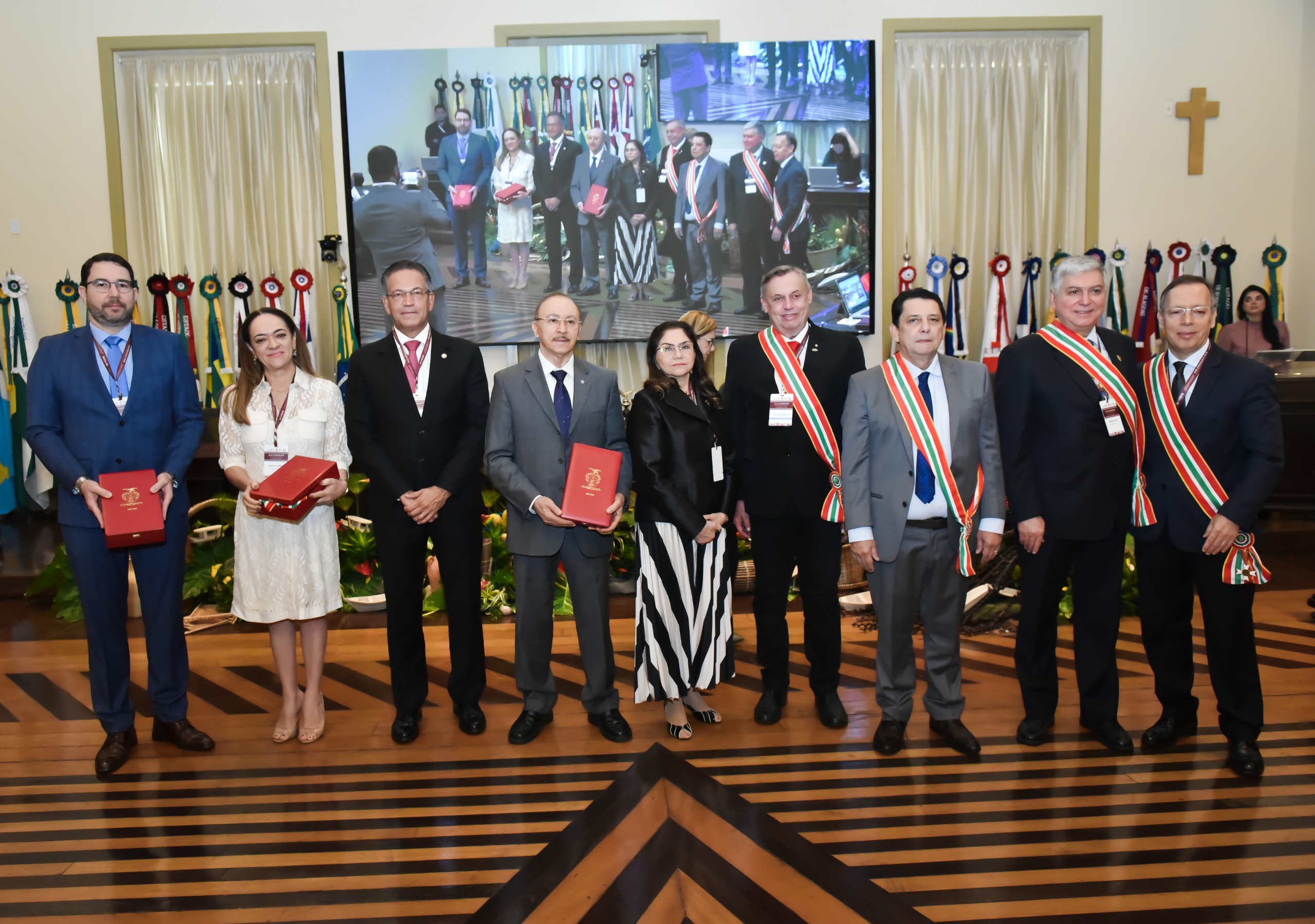 foto colorida Durante o XII Encontro do Consepre, realizado em Belém, com presidente do Tribunal de Justiça de Roraima (TJRR), desembargador Jésus Nascimento, pousando para fotografia com a medalha Grã-Cruz da Ordem do Mérito Judiciário ao lado de outros homenageados pousando para fotografia