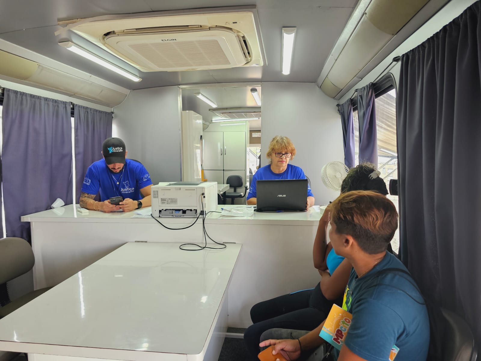 foto colorida interna no ônibus de atendimento da justiça itinerante