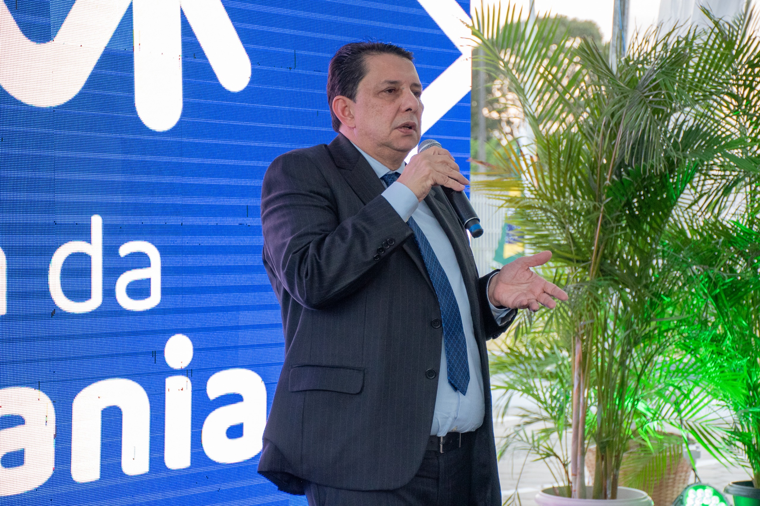 Imagem colorida contém o presidente do Tribunal de Justiça de Roraima (TJRR), desembargador Jésus Nascimento discursando no microfone durante a durante a inauguração do Fórum da Cidadania do TJRR, que ocorreu no dia 12 de dezembro de 2024.