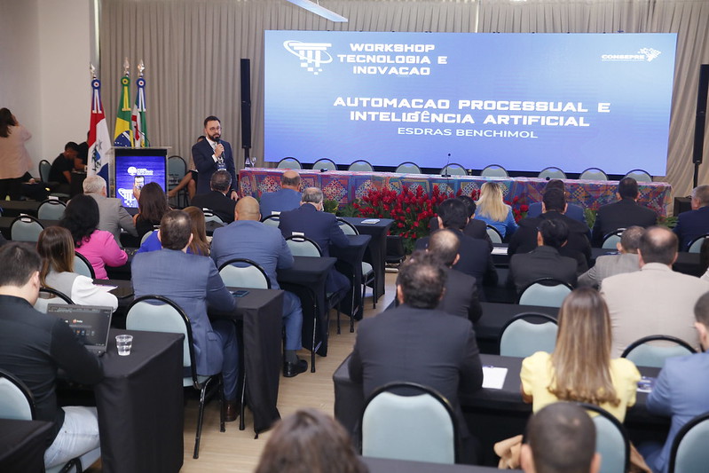 foto colorida do juiz Esdras Benchimol falando ao microfone em um auditório no Wporkshop de inovação