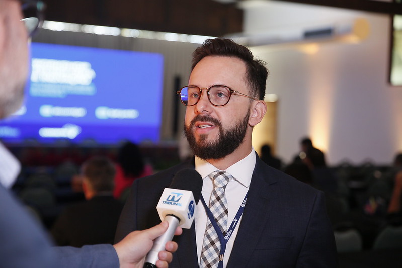 foto colorida do juiz Esdras Benchimol dando entrevista