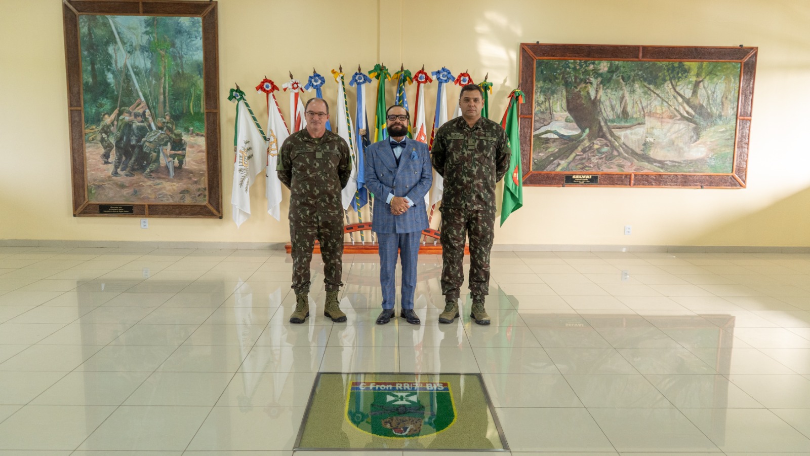 Presidente do TJRR visita o Comando de Fronteira Roraima e revê pinturas do pai que integram acervo cultural da instituição