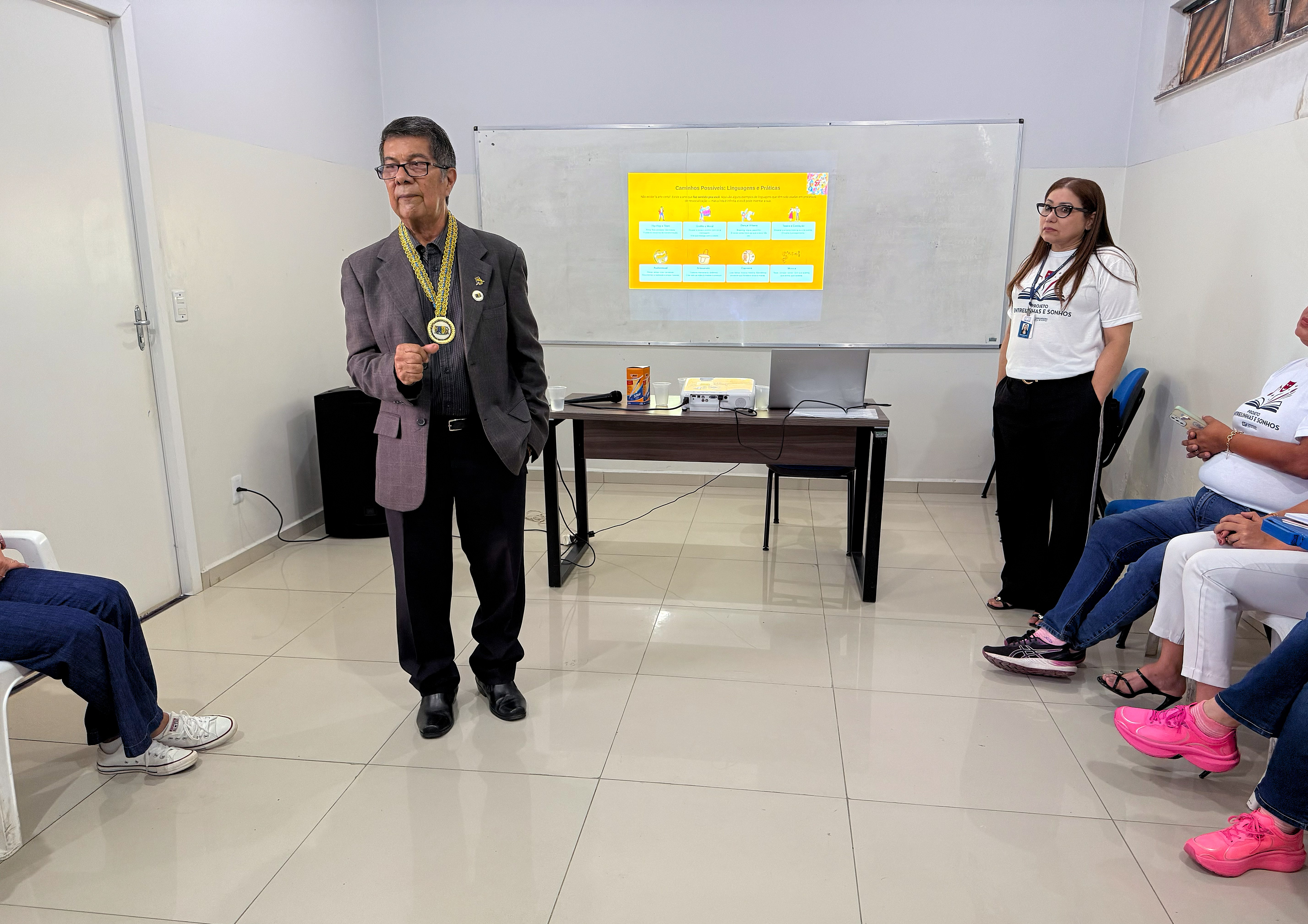 Durante a abertura do projeto Entrelinhas e Sonhos, participantes acompanham apresentação institucional e orientações iniciais em encontro que marca o início da programação cultural voltada a adolescentes em cumprimento de medida socioeducativa. Durante a abertura do projeto Entrelinhas e Sonhos, participantes acompanham apresentação institucional e orientações iniciais em encontro que marca o início da programação cultural voltada a adolescentes em cumprimento de medida socioeducativa.