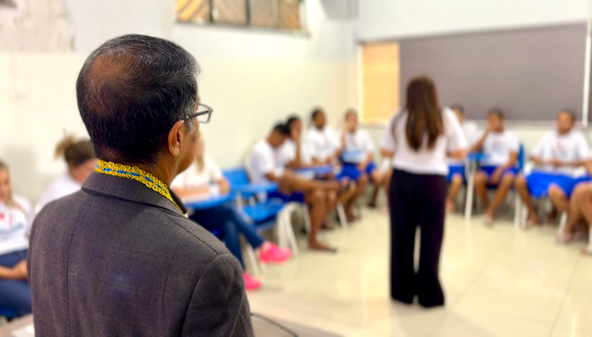 Em sala do Centro Socioeducativo de Roraima, adolescentes participam de uma roda de conversa durante a abertura do projeto Entrelinhas e Sonhos, enquanto integrantes da iniciativa acompanham o momento de escuta, acolhimento e diálogo. Em sala do Centro Socioeducativo de Roraima, adolescentes participam de uma roda de conversa durante a abertura do projeto Entrelinhas e Sonhos, enquanto integrantes da iniciativa acompanham o momento de escuta, acolhimento e diálogo.