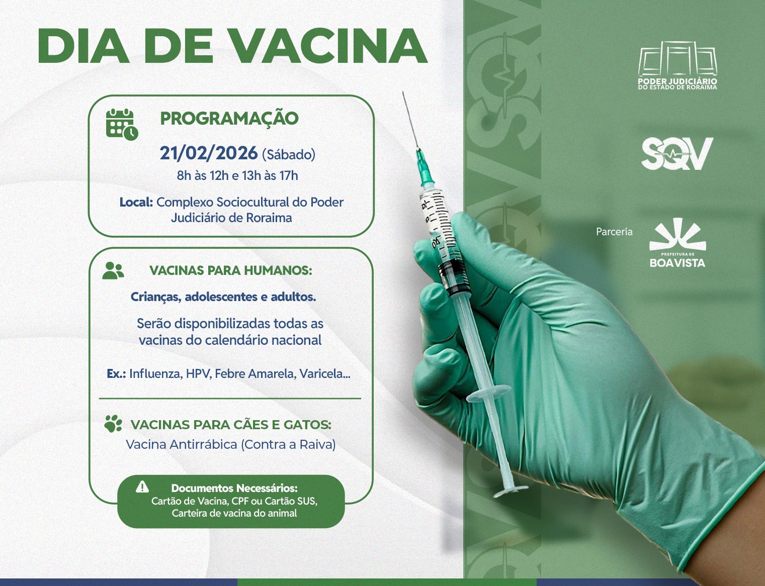 Card informativo sobre o "Dia de Vacina". Ao lado direito, uma mão com luva verde segura uma seringa com agulha. À esquerda, boxes de texto informam a programação: dia 21/02/2026 (sábado), das 8h às 12h e 13h às 17h, no Complexo Sociocultural do Poder Judiciário de Roraima. O card detalha que haverá vacinas do calendário nacional para humanos (crianças, adolescentes e adultos) e vacina antirrábica para cães e gatos. No rodapé, o aviso de documentos necessários: Cartão de Vacina, CPF ou Cartão SUS, e carteira de vacina do animal. No canto superior direito, as marcas do Poder Judiciário de Roraima, SQV e a parceria com a Prefeitura de Boa Vista.