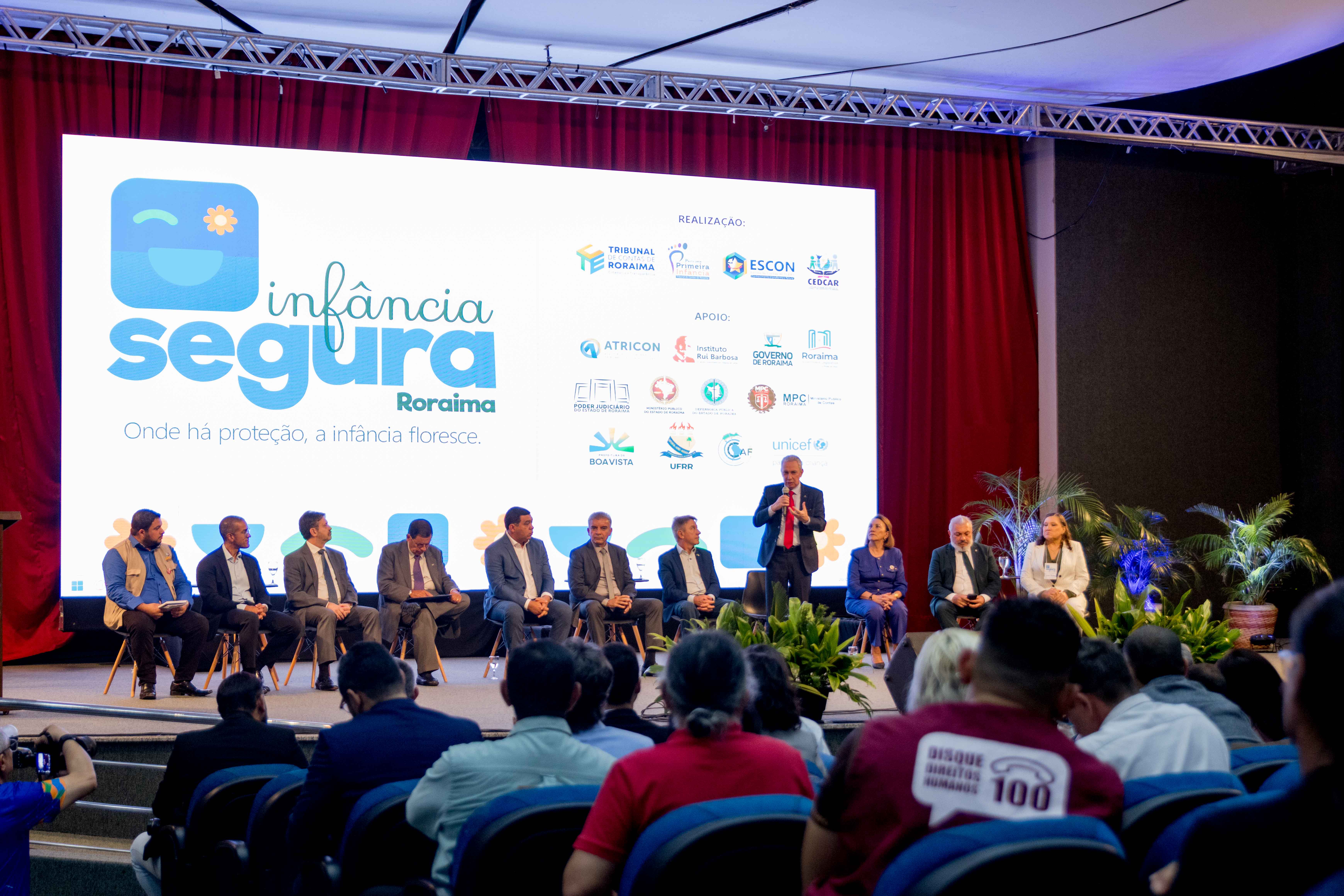 imagem colorida durante um discurso no auditorio do CAF 