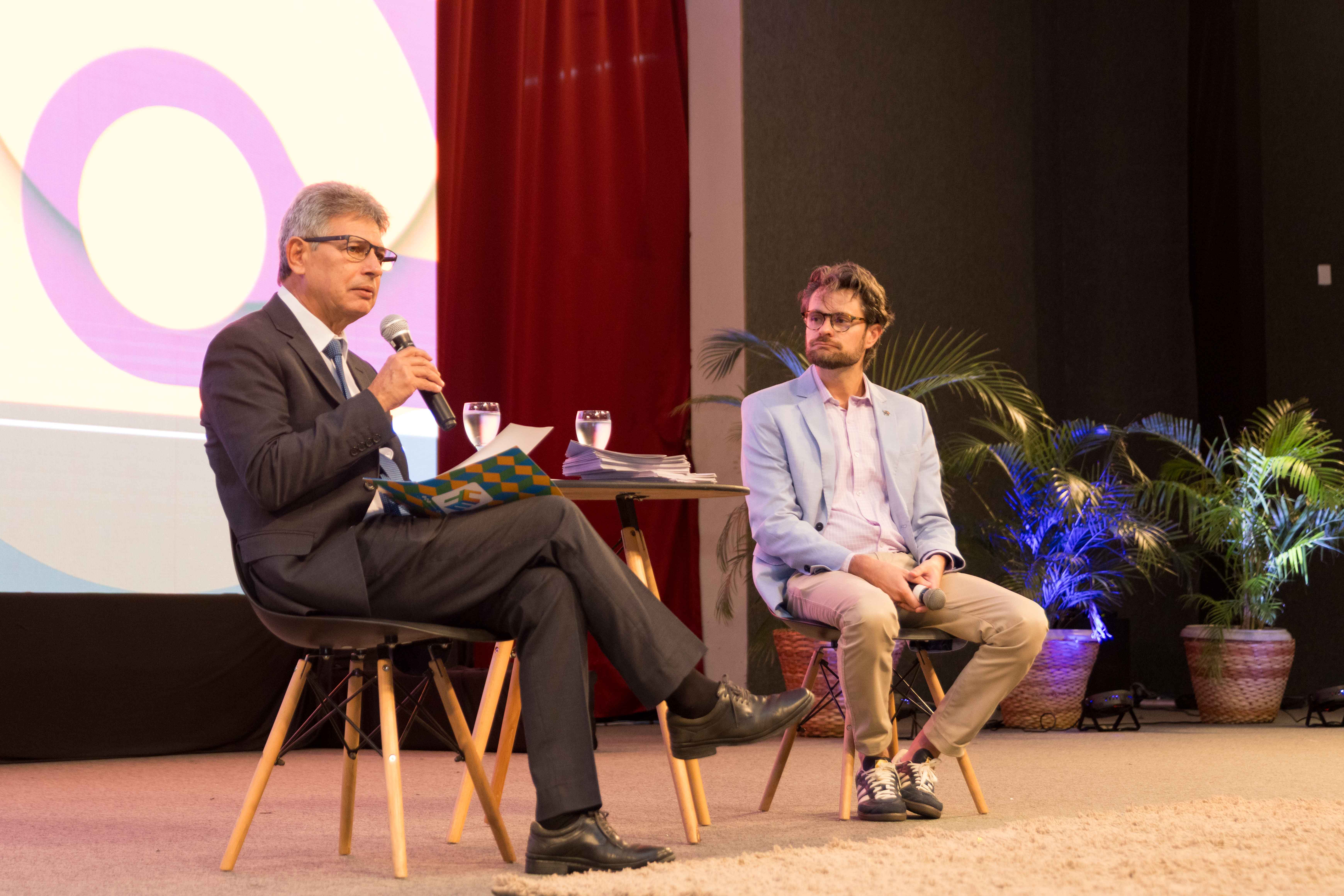 imagem colorida do Juiz palestrando 