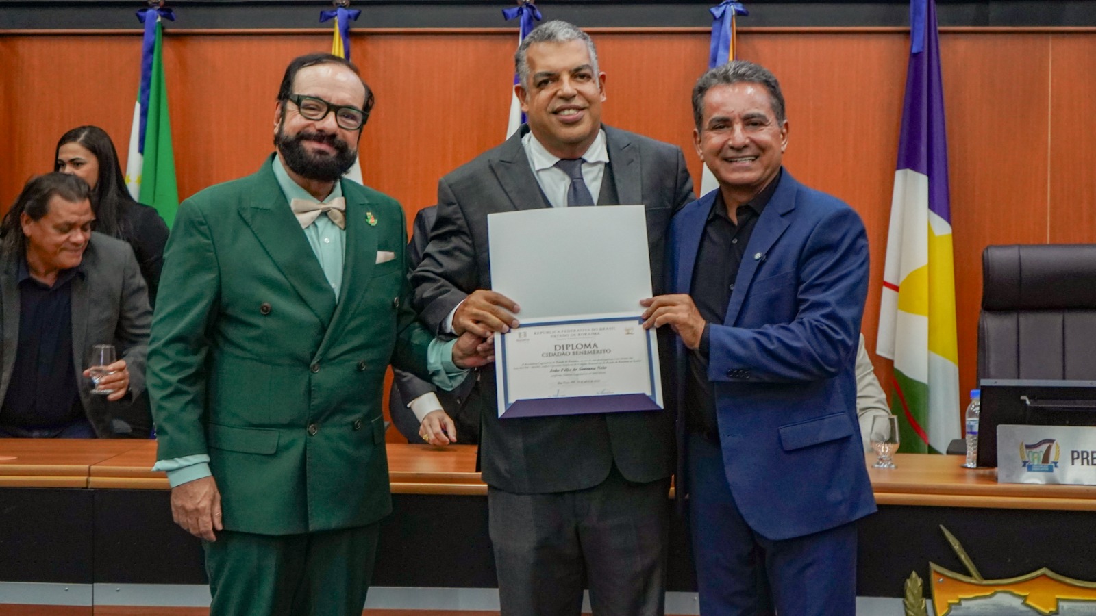 Presidente do TJRR, desembargador Leonardo Cupello, ao lado do advogado João Felix e do deputado Idazio da Perfil, durante a entrega do Título de Cidadão Benemérito e da Comenda Orgulho de Roraima.