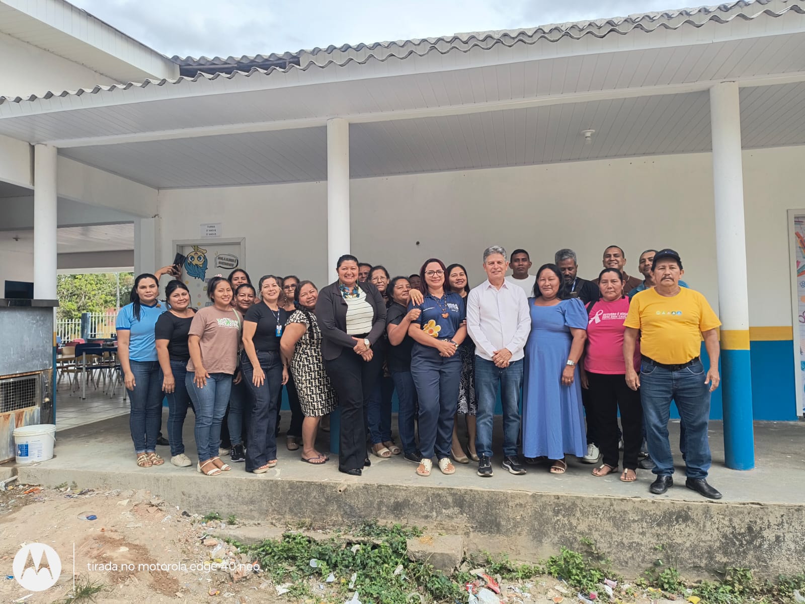 : imagem colorida em ambiente é externo  da turma de fornação pousando para fotografia. 