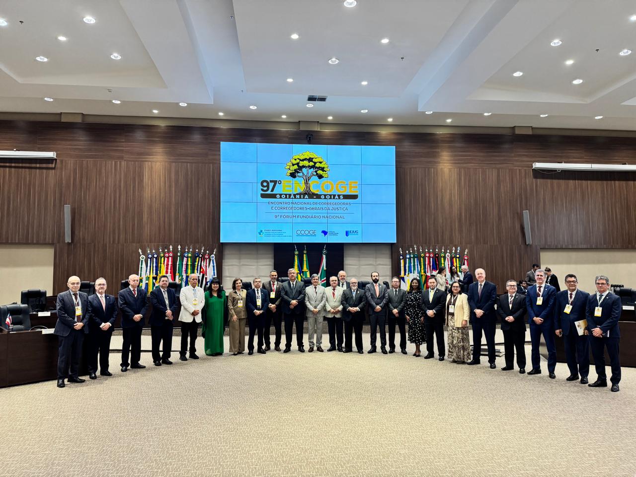Imagem colorida contém 30 autoridades do Judiciário do Brasil, durante encontro nacional de corregedoras e corregedores, em Goiânia, Goiás. Imagem colorida contém 30 autoridades do Judiciário do Brasil, durante encontro nacional de corregedoras e corregedores, em Goiânia, Goiás.