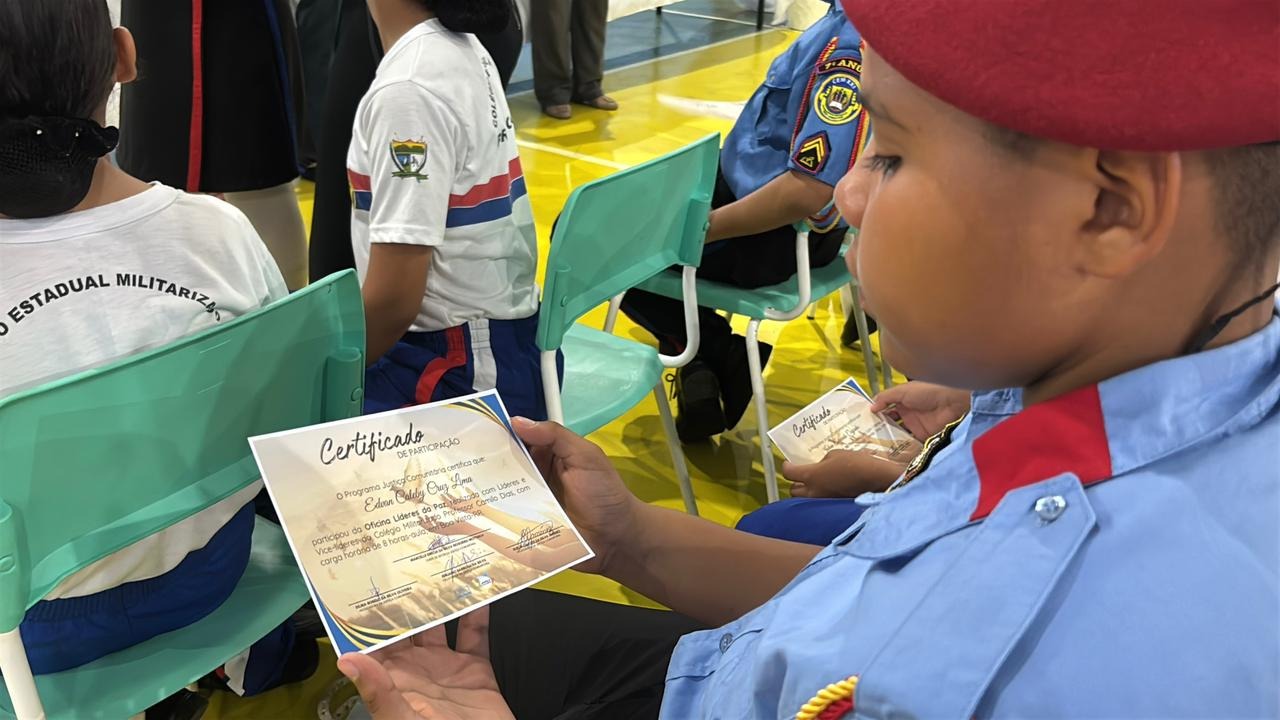 Oficina “Líderes da Paz” certifica alunos que incentivarão a cultura de paz e respeito