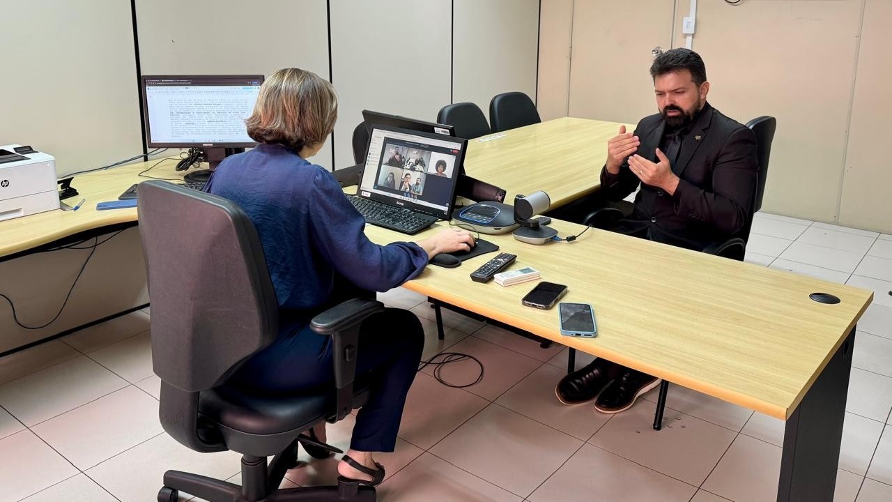Acessibilidade assegura participação de motorista com deficiência auditiva em audiência no Judiciário