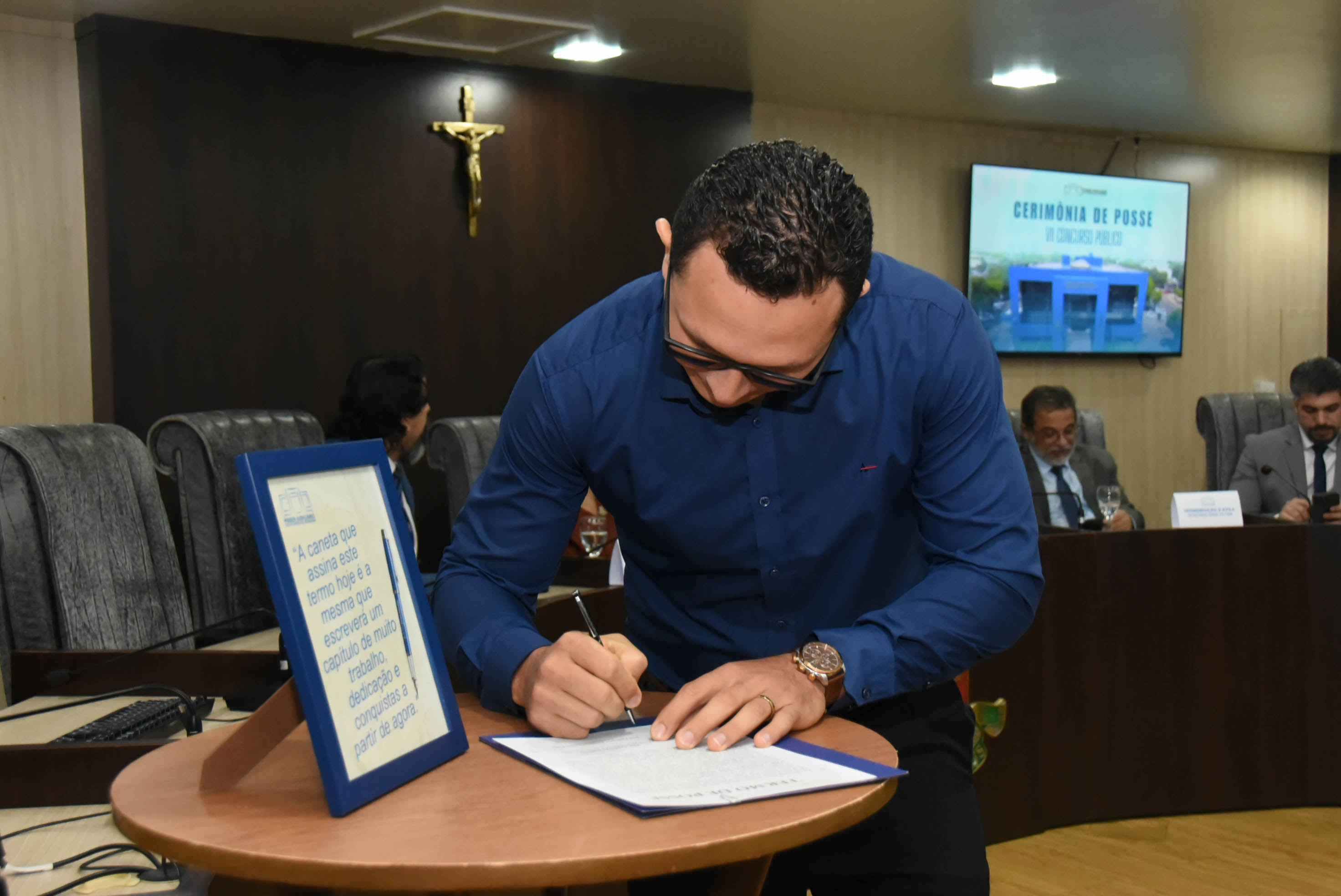 imagem de um grupo de pessoas pousando para fotografia no Tribunal Pleno 