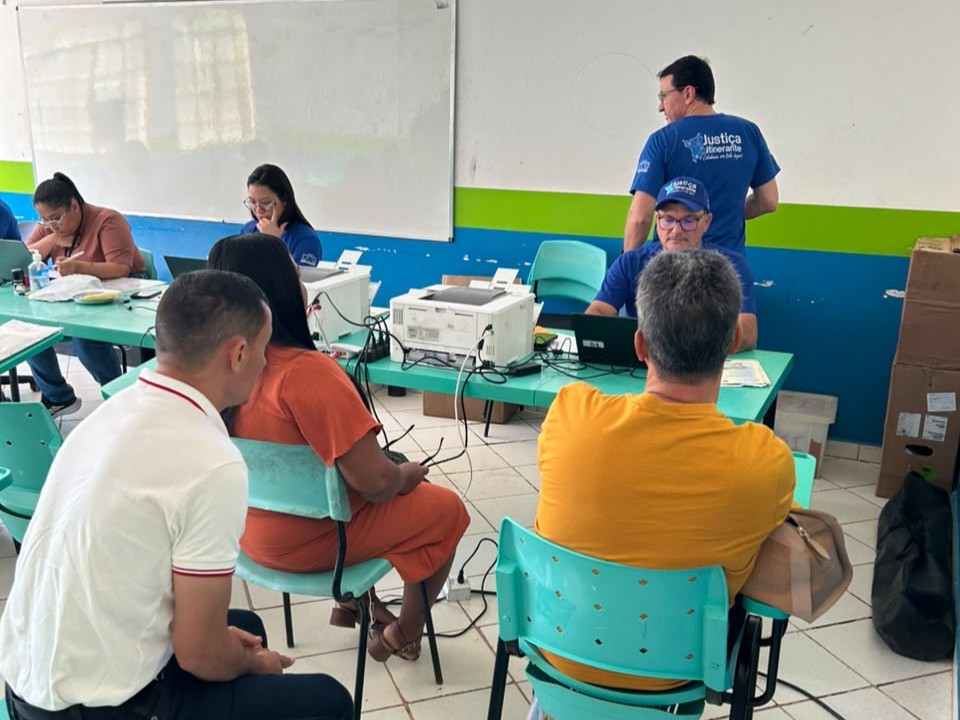 Equipe da Justiça Itinerante atende moradores em sala de aula adaptada para serviços jurídicos e emissão de documentos. Equipe da Justiça Itinerante atende moradores em sala de aula adaptada para serviços jurídicos e emissão de documentos.