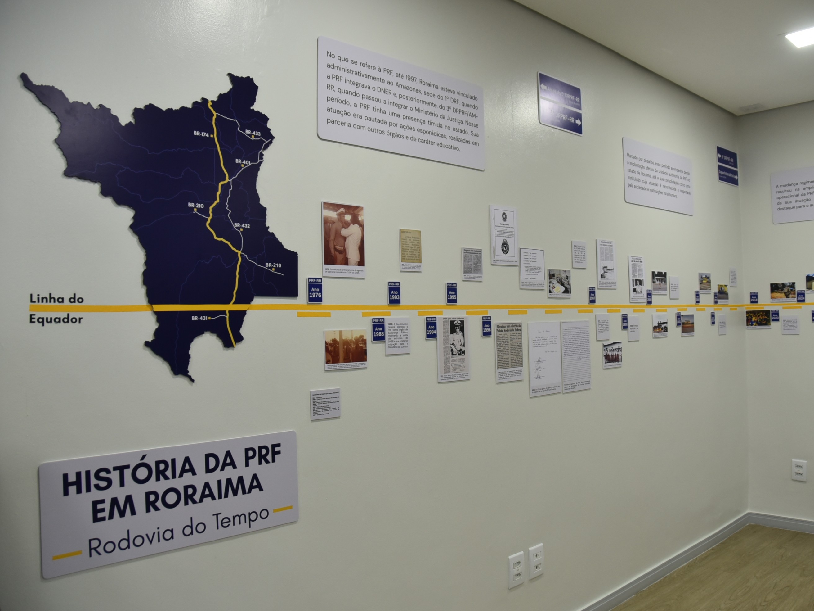 Imagem colorida apresenta a linha do tempo “História da PRF em Roraima – Rodovia do Tempo”, formada por mapa, documentos, fotografias e textos que registram diferentes momentos da instituição.