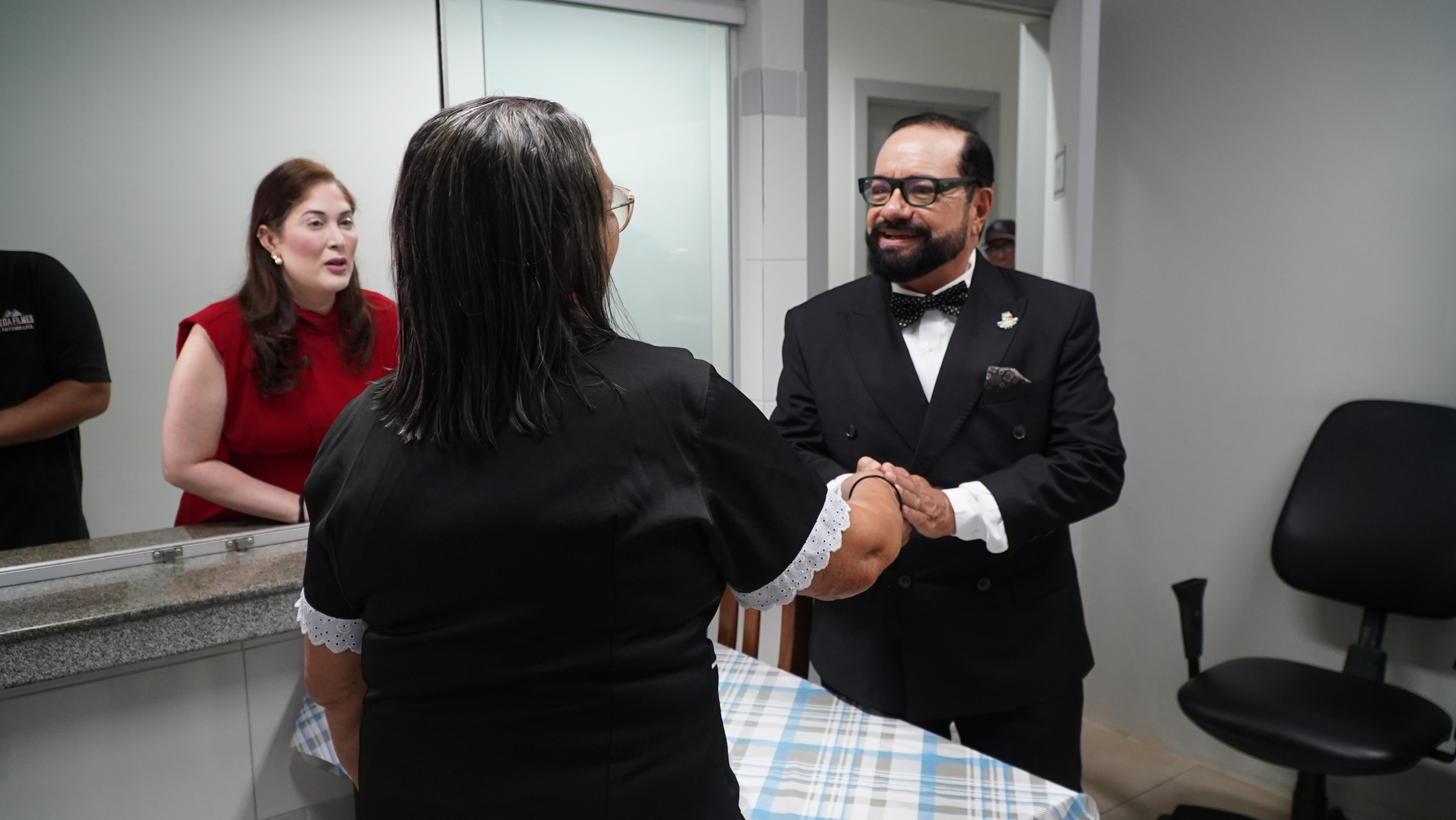Imagem colorida registra o momento em que o desembargador presidente do TJRR, Leonardo Cupello, da administração cumprimenta uma servidora durante a visita à unidade judicial.