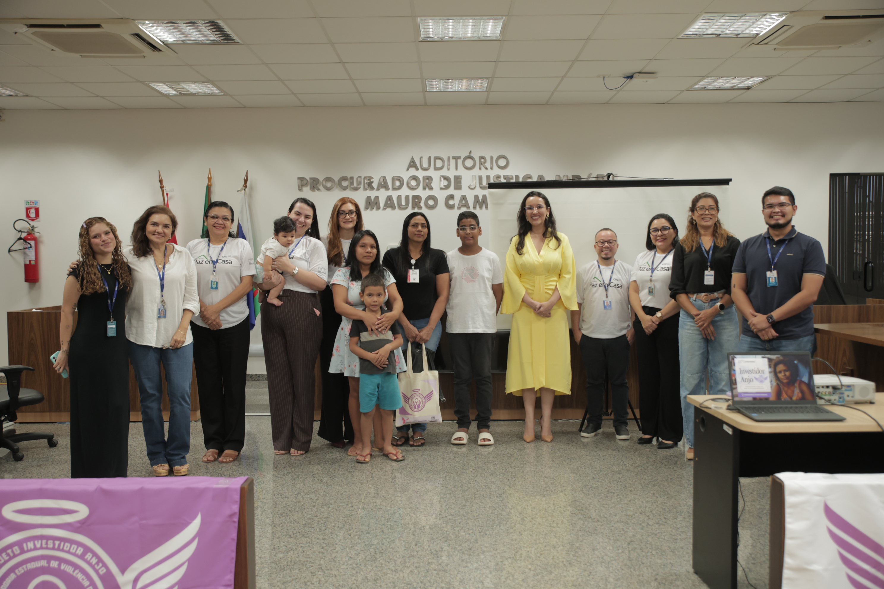 Foto 4: Fotografia colorida mostra a palestrante, a equipe e os participantes reunidos no auditório para uma foto em grupo ao final do evento do Projeto Investidor Anjo. Foto 4: Fotografia colorida mostra a palestrante, a equipe e os participantes reunidos no auditório para uma foto em grupo ao final do evento do Projeto Investidor Anjo.