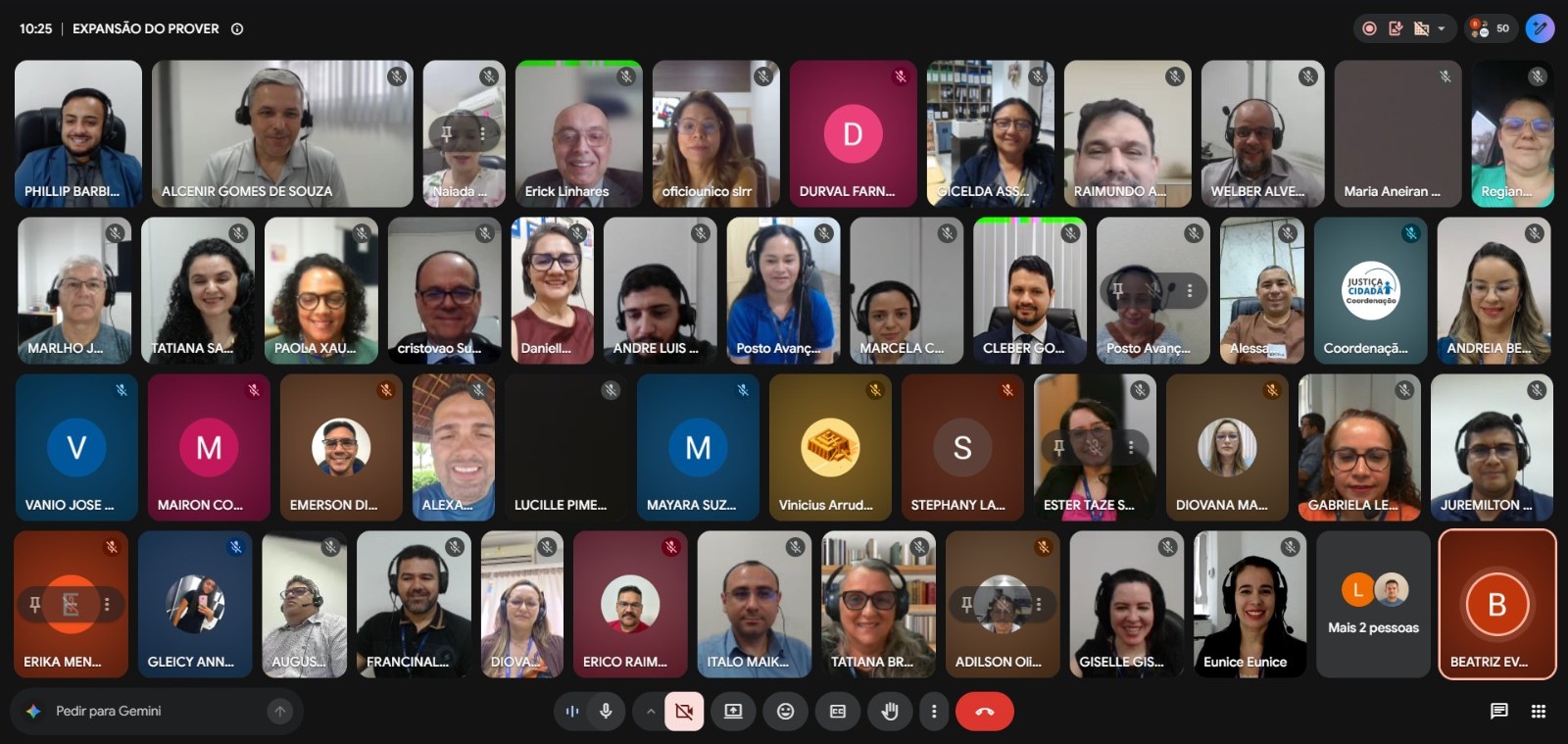 Imagem colorida mostra uma captura de tela de uma reunião online em mosaico no Google Meet, exibindo dezenas de miniaturas de participantes com câmeras abertas ou ícones de perfil com inciais, dispostos em várias fileiras. Imagem colorida mostra uma captura de tela de uma reunião online em mosaico no Google Meet, exibindo dezenas de miniaturas de participantes com câmeras abertas ou ícones de perfil com inciais, dispostos em várias fileiras.