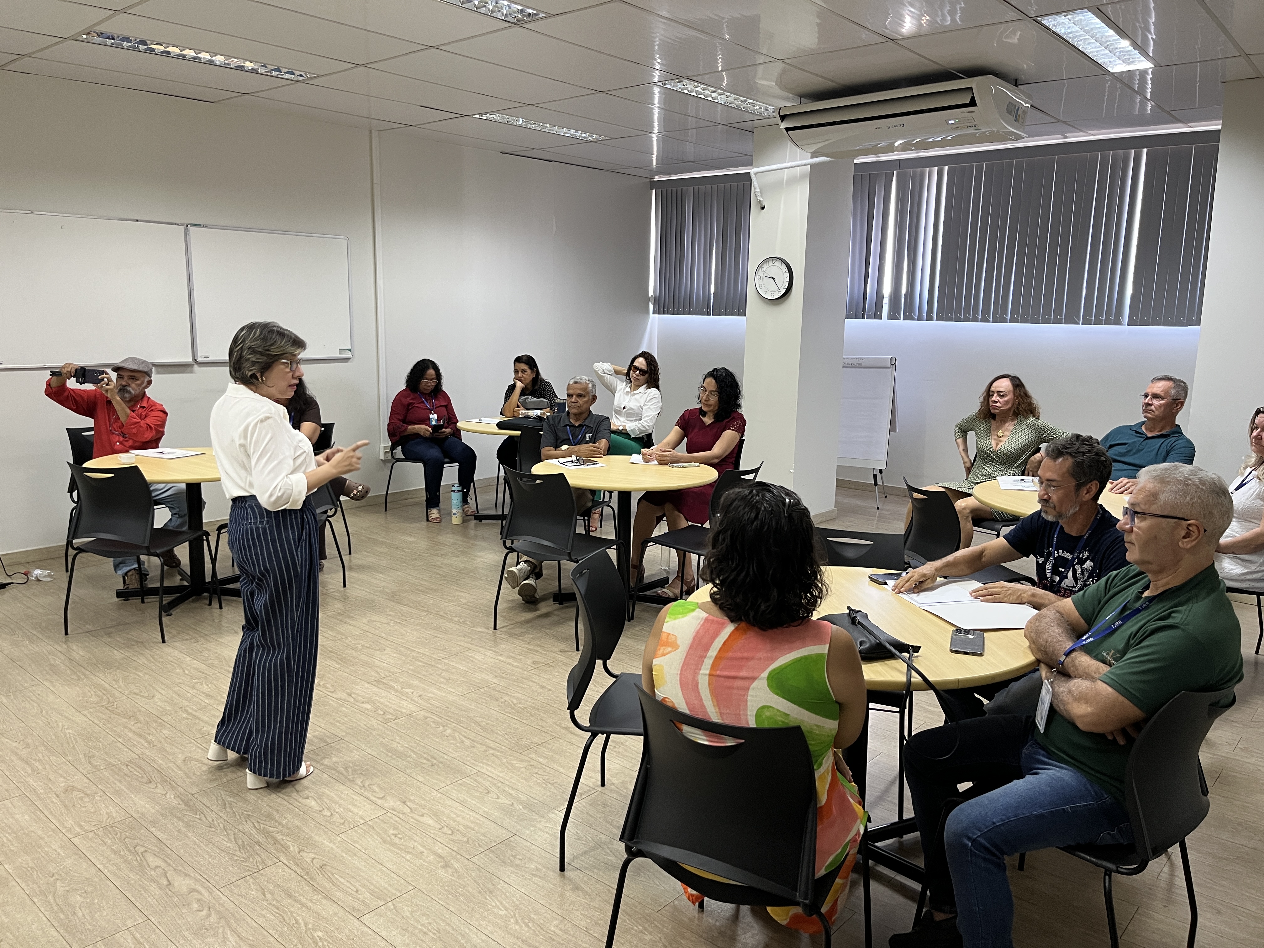 Fotografia de uma sala de aula iluminada onde ocorre o Workshop 