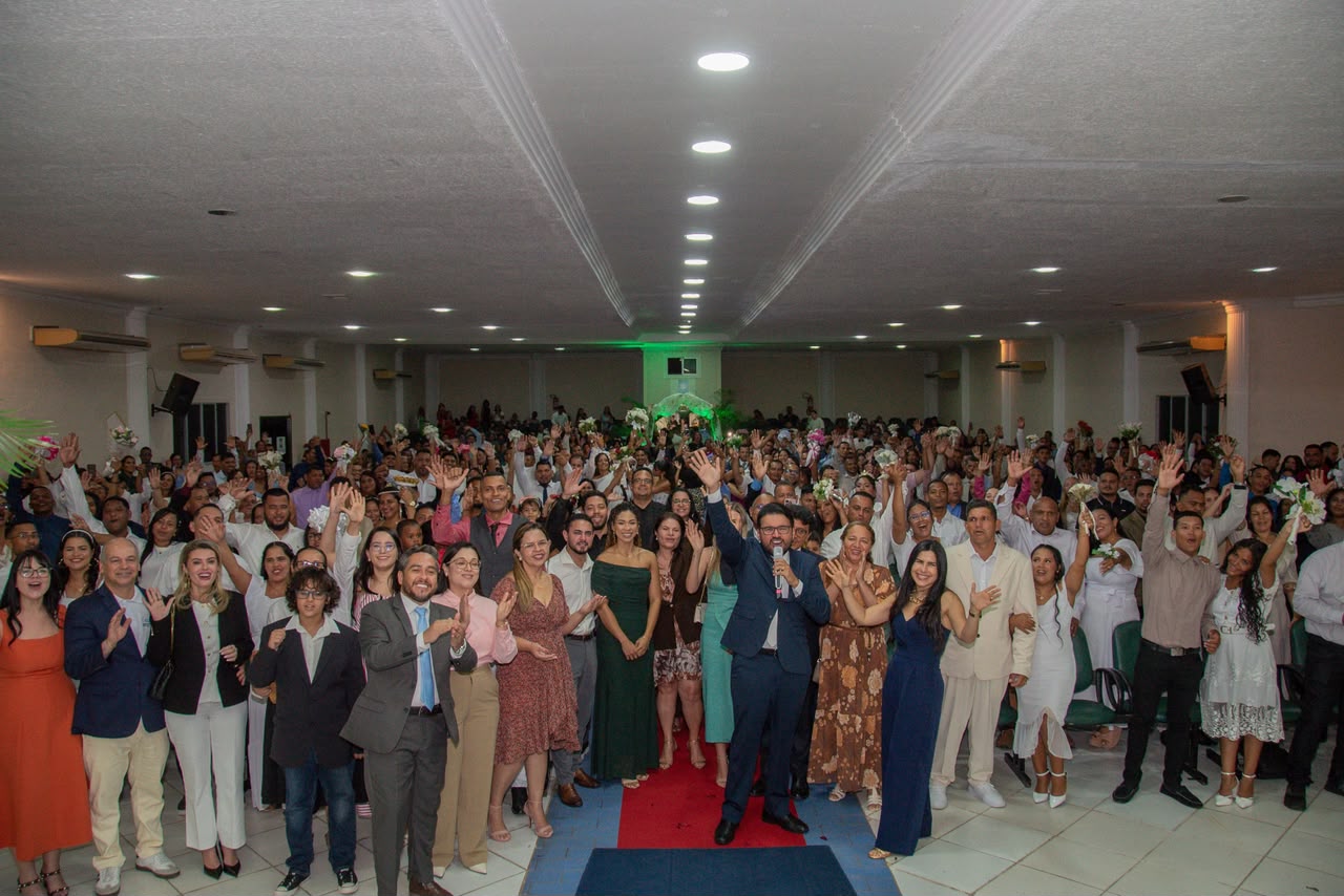 imagem colorida mostra mais de cem casais reunidos no casamento coletivo com atuação do TJRR.