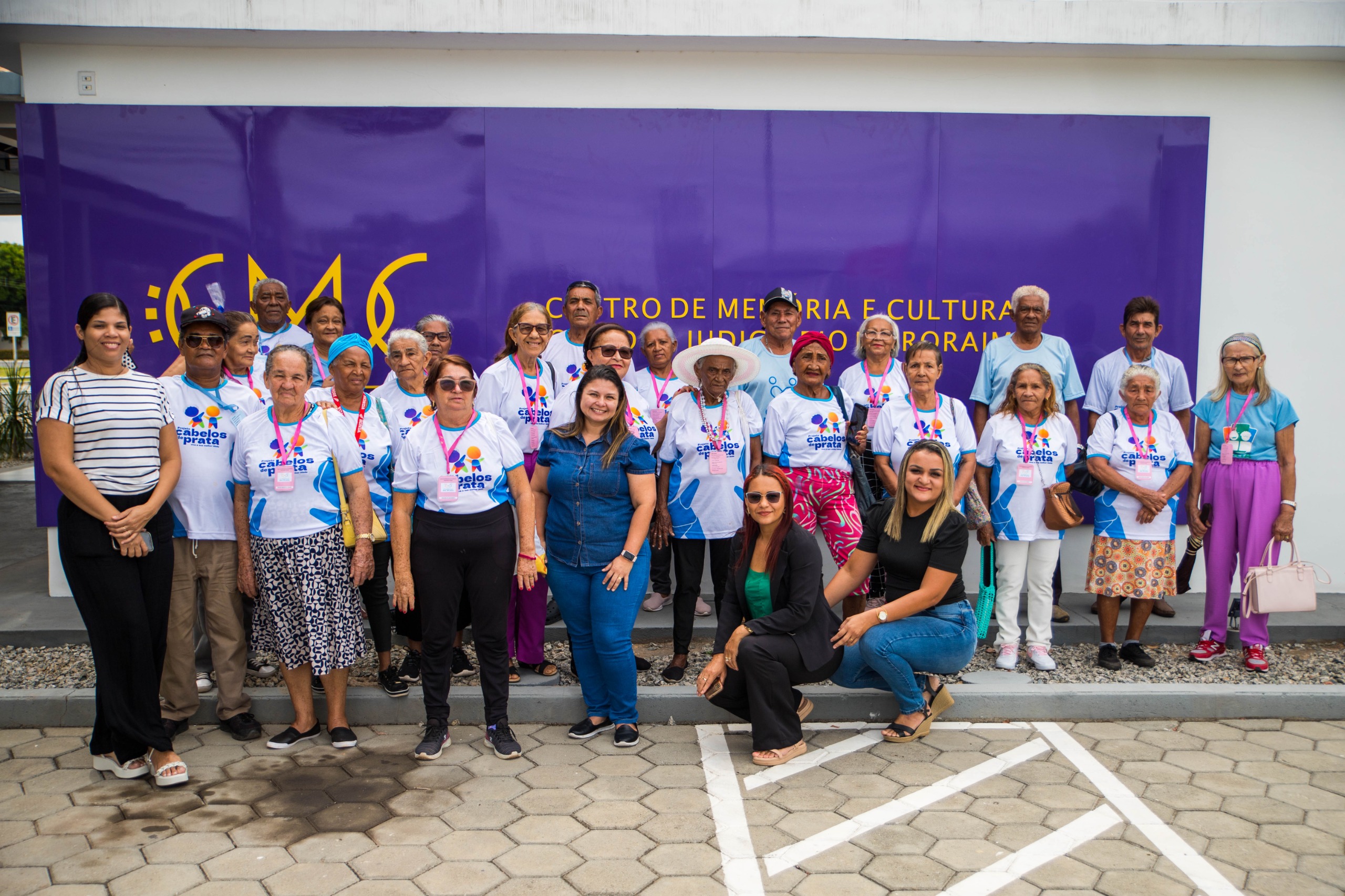 Imagem colorida contém 27 idosos, integrantes do programa Cabelos de Prata, durante visita ao CMC. Imagem colorida contém 27 integrantes do programa Cabelos de Prata, durante visita ao CMC.
