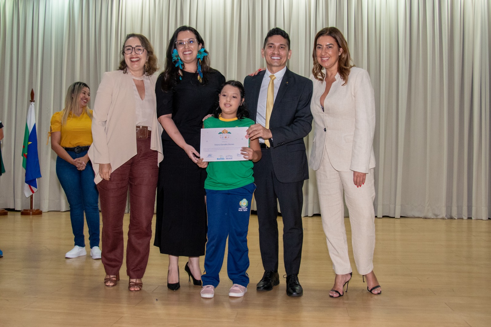 Foto colorida mostra a juiza auxiliar da presidência, Lana Leitão, ao lado do juiz Marcelo Oliveiro, a juiza Sullen Alves e aConselheira do Conselho Nacional de Justiça (CNJ), Renata Gil. Junto deles uma criança segurando um certificado Foto colorida mostra a juiza auxiliar da presidência, Lana Leitão, ao lado do juiz Marcelo Oliveiro, a juiza Sullen Alves e aConselheira do Conselho Nacional de Justiça (CNJ), Renata Gil. Junto deles uma criança segurando um certificado