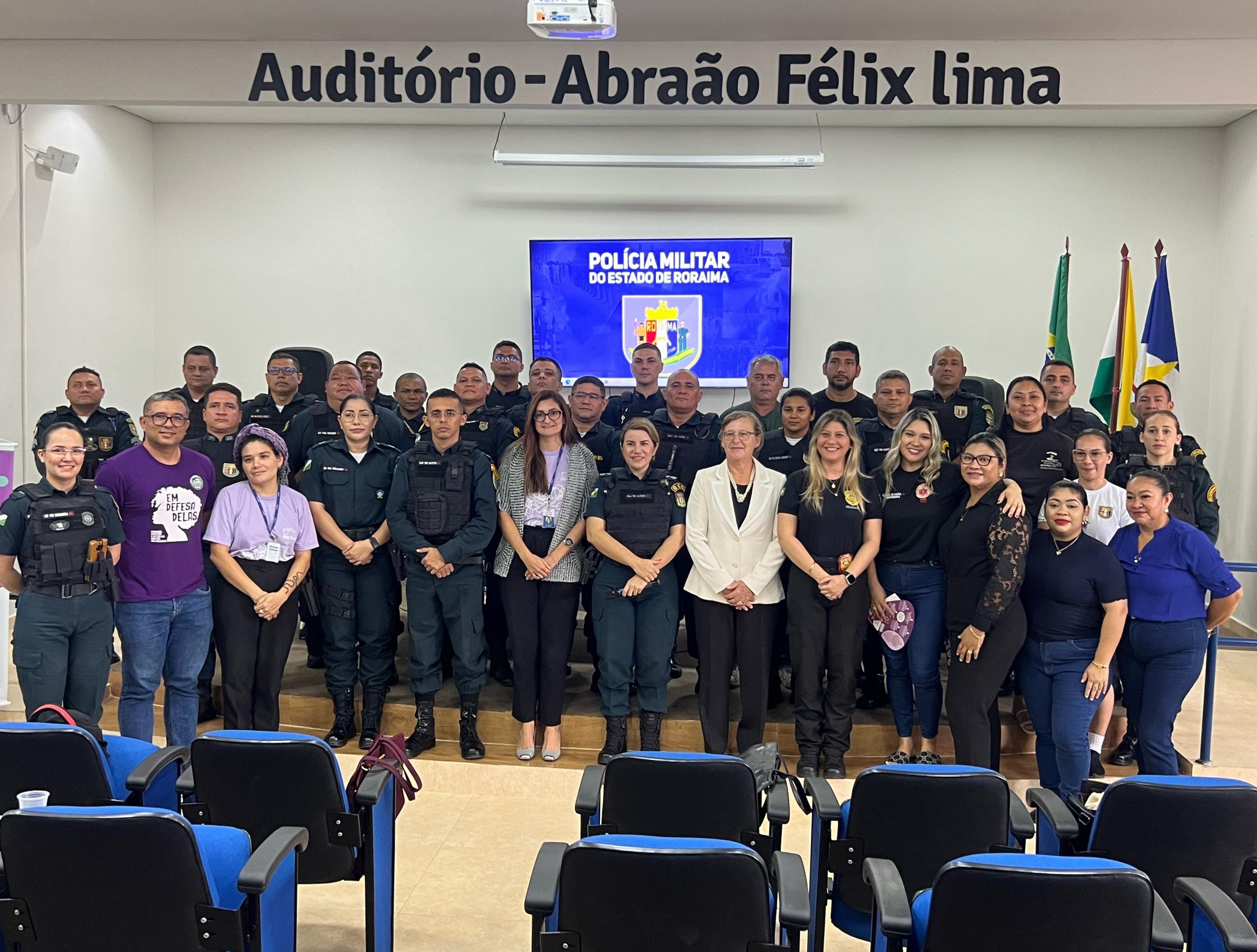 Foto colorida mostrando servidoras do TJRR juntamente com policiais militares posando para foto. Foto colorida mostrando servidoras do TJRR juntamente com policiais militares posando para foto.