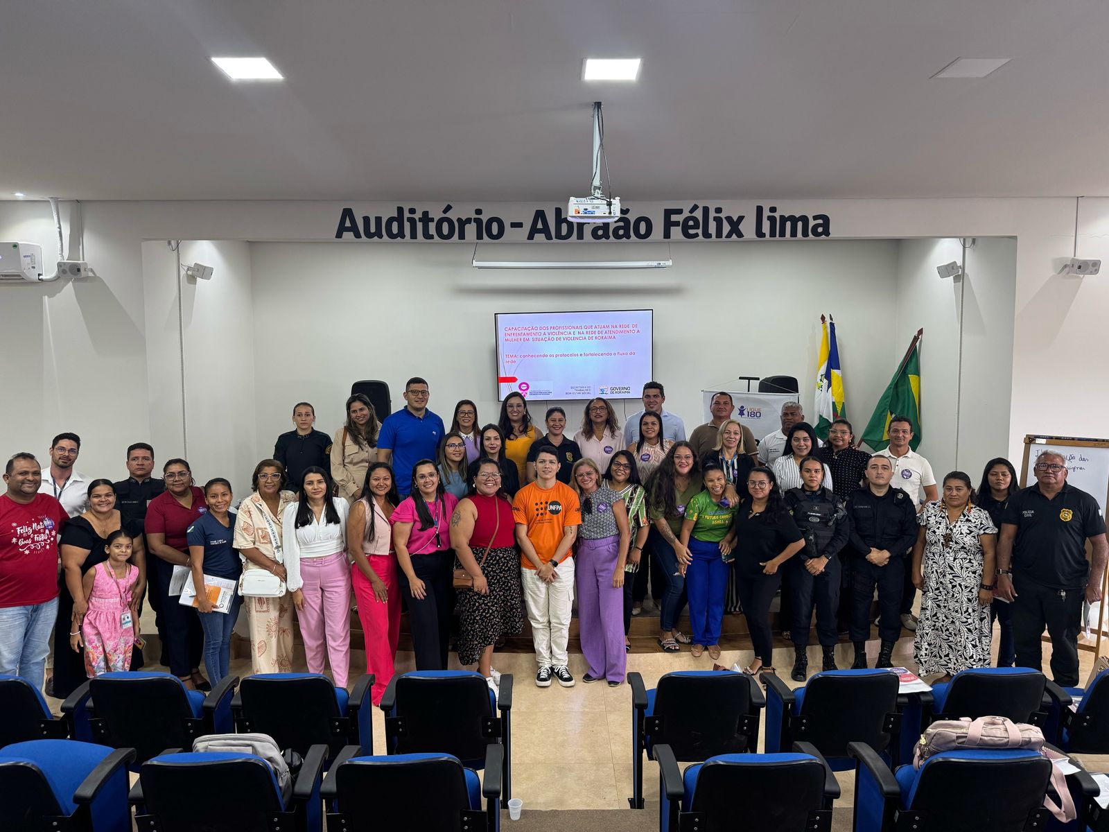 Foto colorida mostrando servidores do TJRR juntamente com policiais militares e demais pessoas, posando para foto. Foto colorida mostrando servidores do TJRR juntamente com policiais militares e demais pessoas, posando para foto.