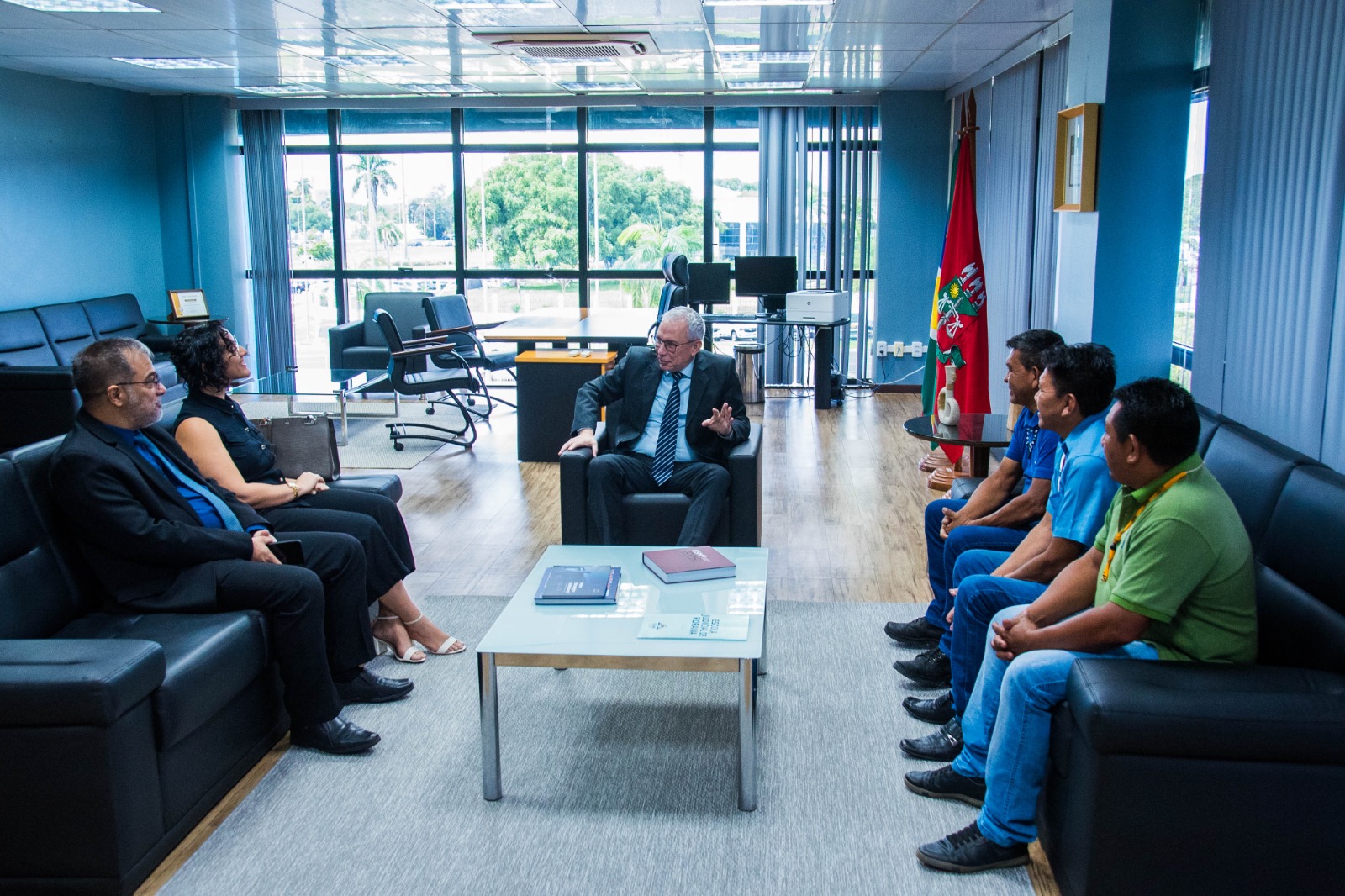 Foto colorida mostra o vice-presidente do TJRR, de desembargador Almiro Padilha, sentado durante reunião próximo do secretário-geral do TJRR, Hermenegildo Ataíde, a secretária de Infraestrutura e Logística, Kayz Gomes, e os mediadores do polo, Júlio Macuxi, Djacir Macuxi e Aldenir Cadete. Foto colorida mostra o vice-presidente do TJRR, de desembargador Almiro Padilha, sentado durante reunião próximo do secretário-geral do TJRR, Hermenegildo Ataíde, a secretária de Infraestrutura e Logística, Kayz Gomes, e os mediadores do polo, Júlio Macuxi, Djacir Macuxi e Aldenir Cadete.