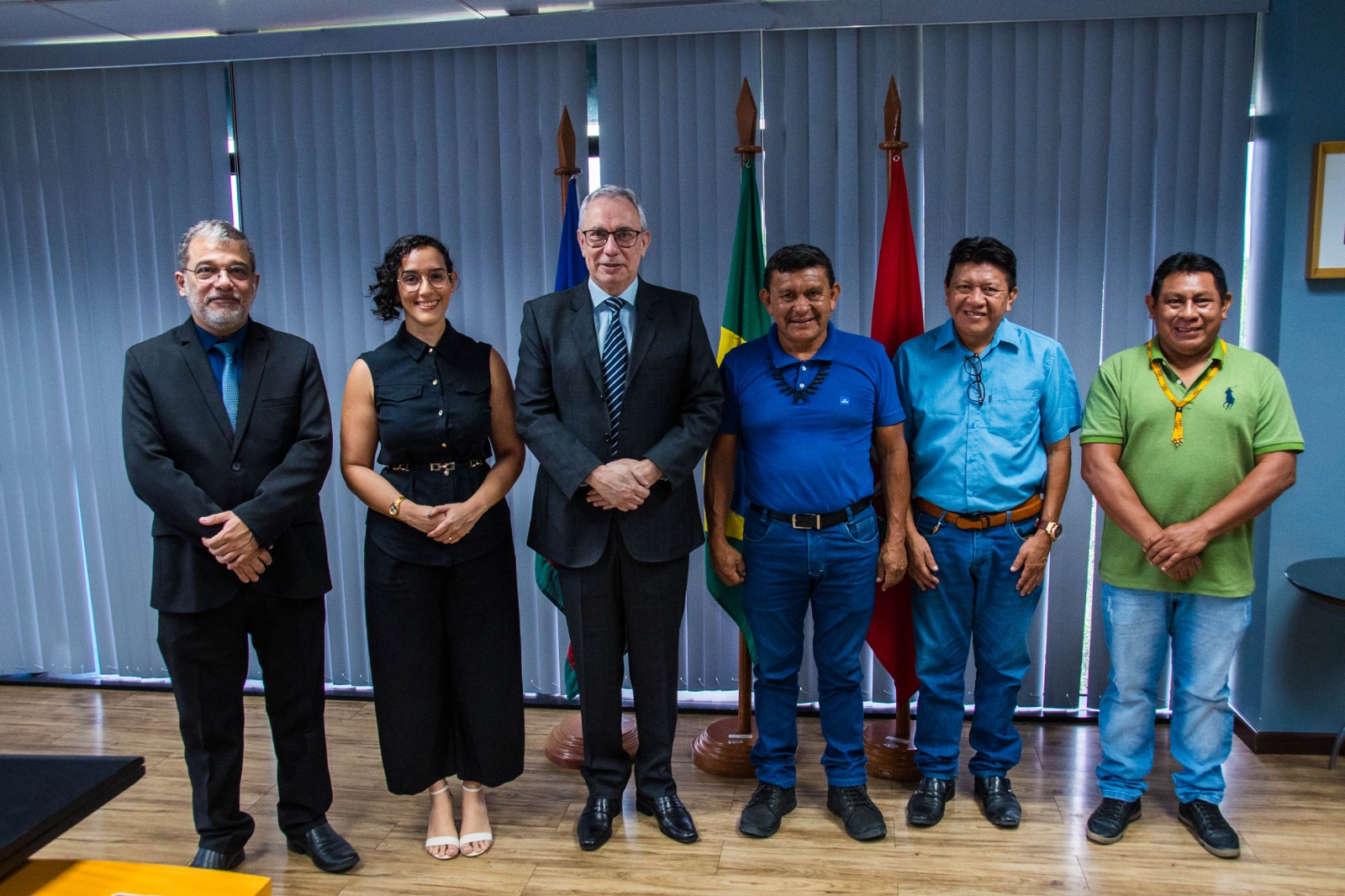 Foto colorida mostra o vice-presidente do TJRR, de desembargador Almiro Padilha, em pé, ao lado do secretário-geral do TJRR, Hermenegildo Ataíde, a secretária de Infraestrutura e Logística, Kayz Gomes, e os mediadores do polo, Júlio Macuxi, Djacir Macuxi e Aldenir Cadete. Foto colorida mostra o vice-presidente do TJRR, de desembargador Almiro Padilha, em pé, ao lado do secretário-geral do TJRR, Hermenegildo Ataíde, a secretária de Infraestrutura e Logística, Kayz Gomes, e os mediadores do polo, Júlio Macuxi, Djacir Macuxi e Aldenir Cadete.