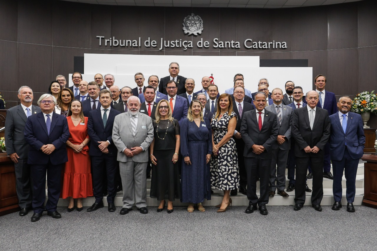 Imagem colorida mostrando os Presidentes dos Tribunais de Justiça do Pais perfilados para foto Imagem colorida mostrando os Presidentes dos Tribunais de Justiça do Pais perfilados para foto